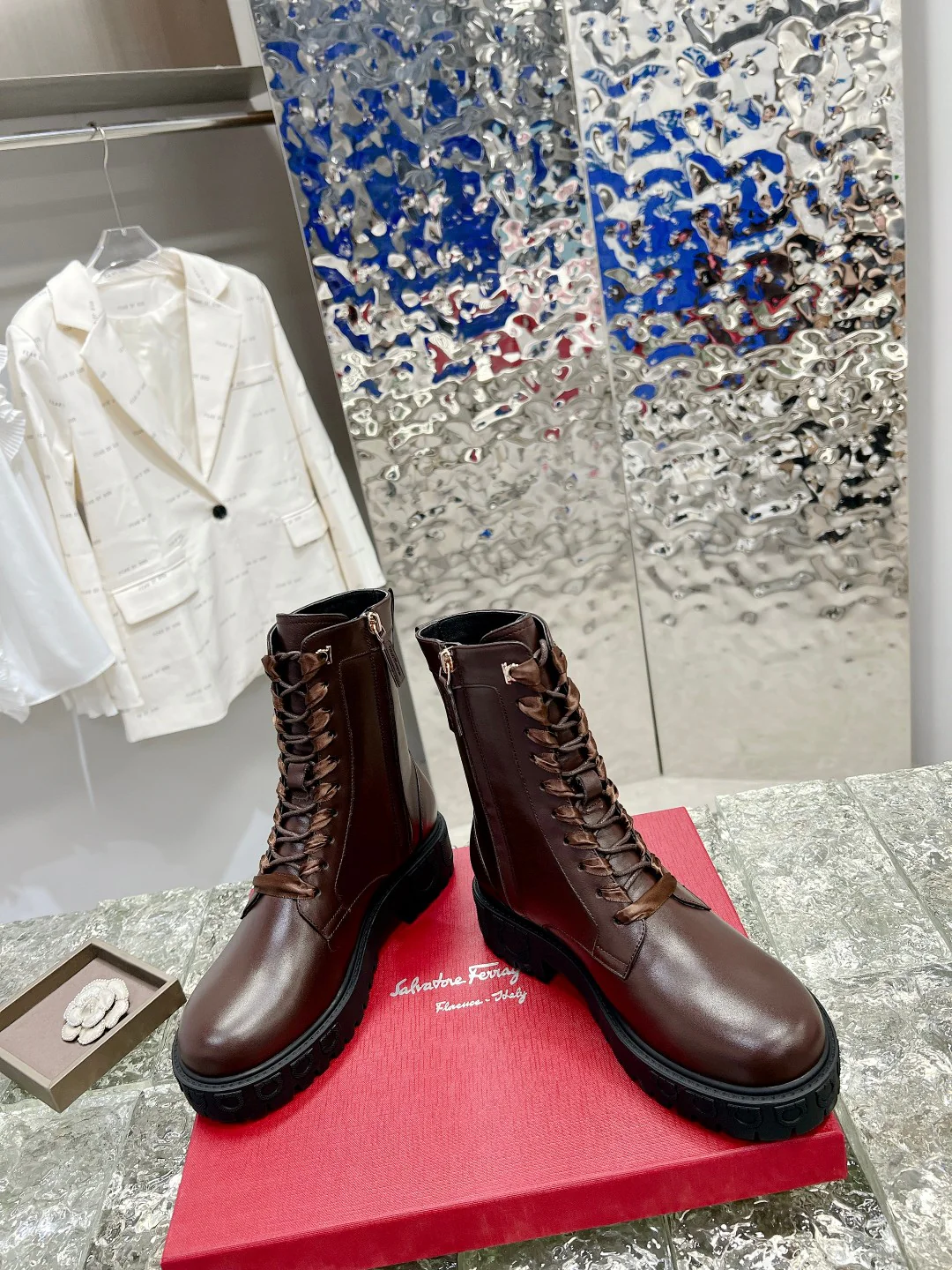 Salvatore Ferragamo - Новинка сезона осень/зима 2022 - Ботинки Dr. Martens на шнуровке