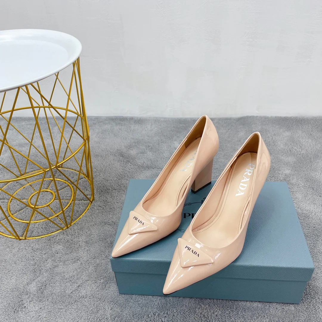 Новинка сезона весна/лето 2022 от Prada — туфли на массивном высоком каблуке.