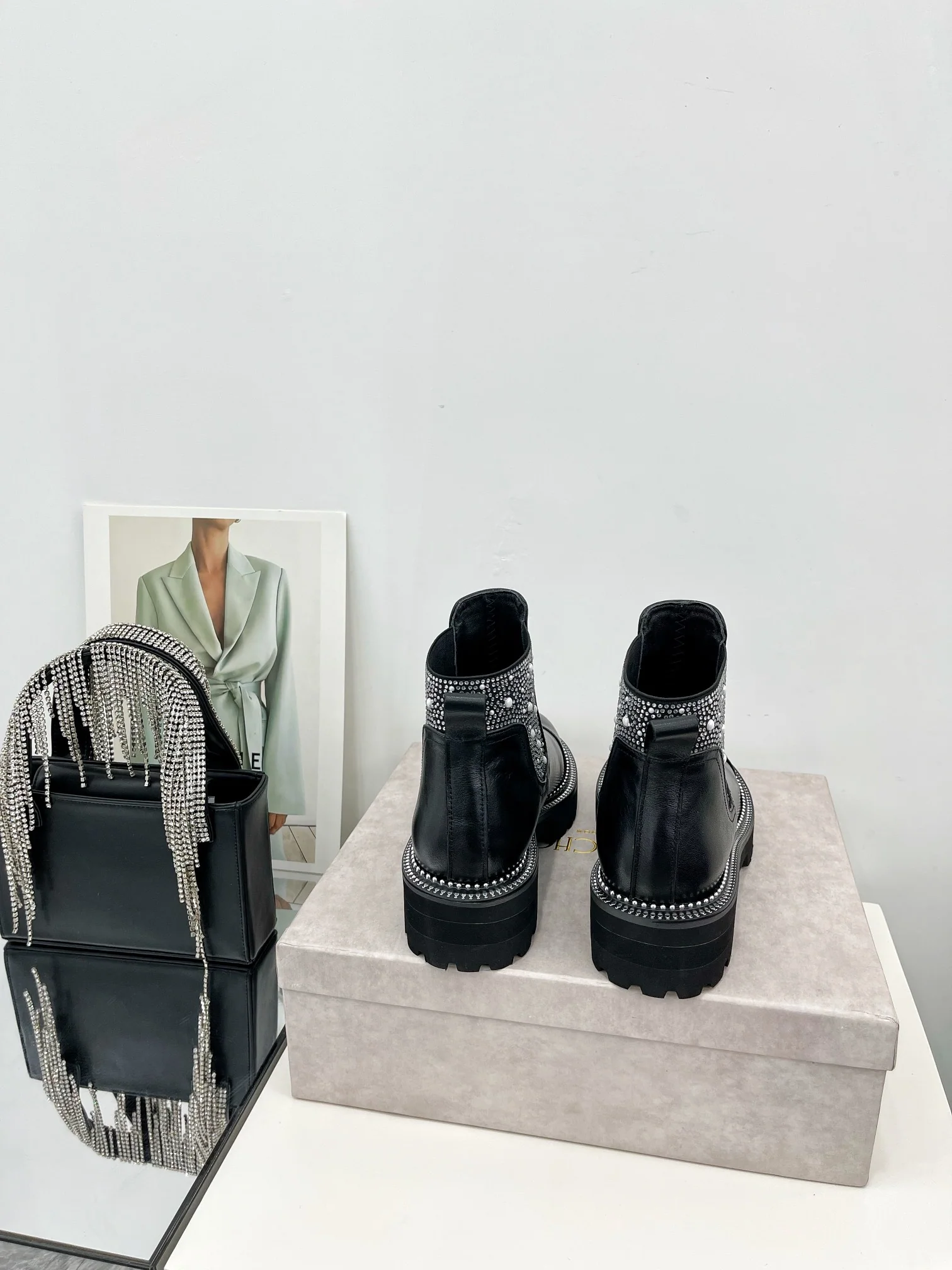 Ботильоны Jimmy, украшенные стразами