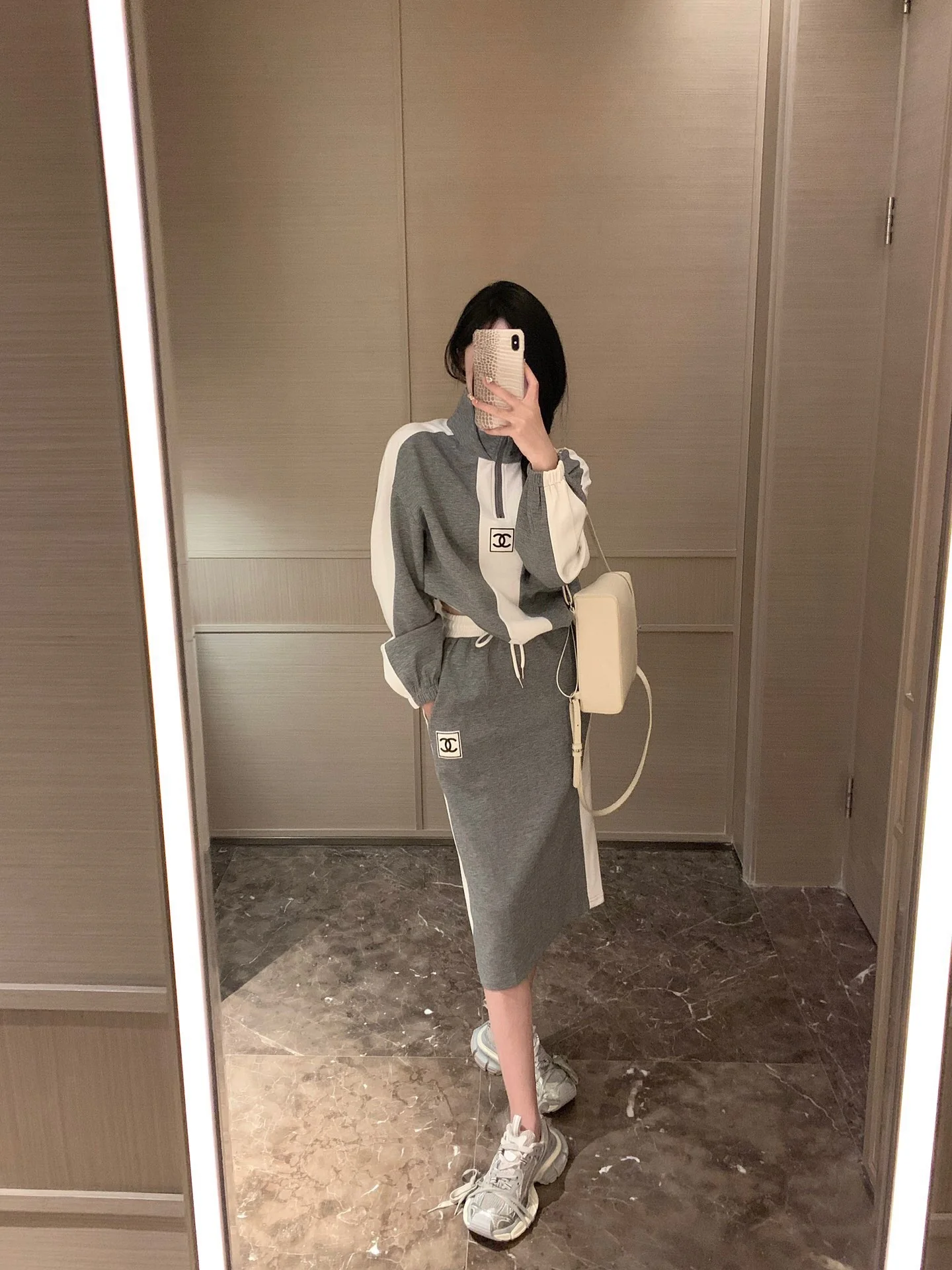 Chanel 2403 - Винтажный комплект из кожаной толстовки и платья свободного кроя с цветовыми блоками - Серый