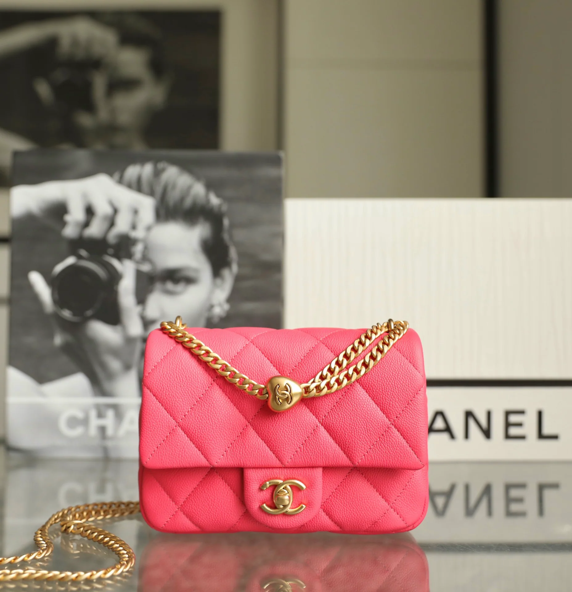 Новинка сезона весна/лето 2023 от Chanel - Сумка для тренировок в форме сердца - CF Bag - Маленький размер - Розовый