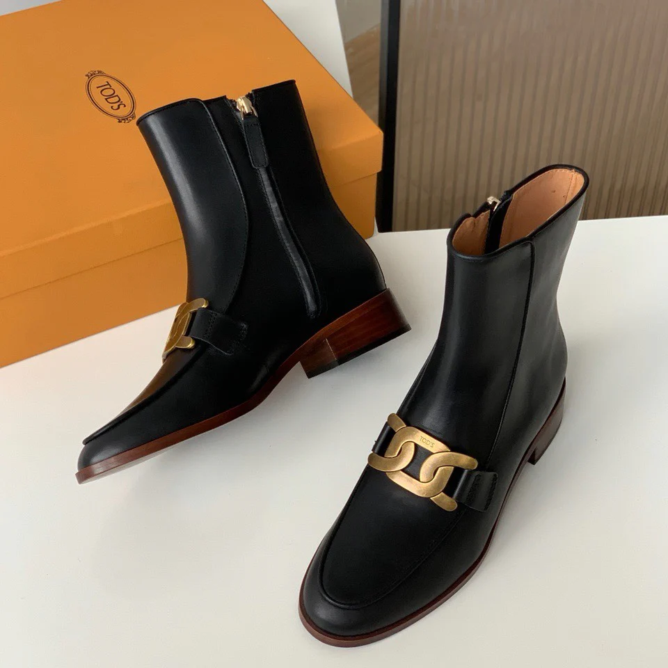 Tods - Новинка сезона осень/зима 2022 - Ботильоны на толстом каблуке крупной вязки с золотой пряжкой