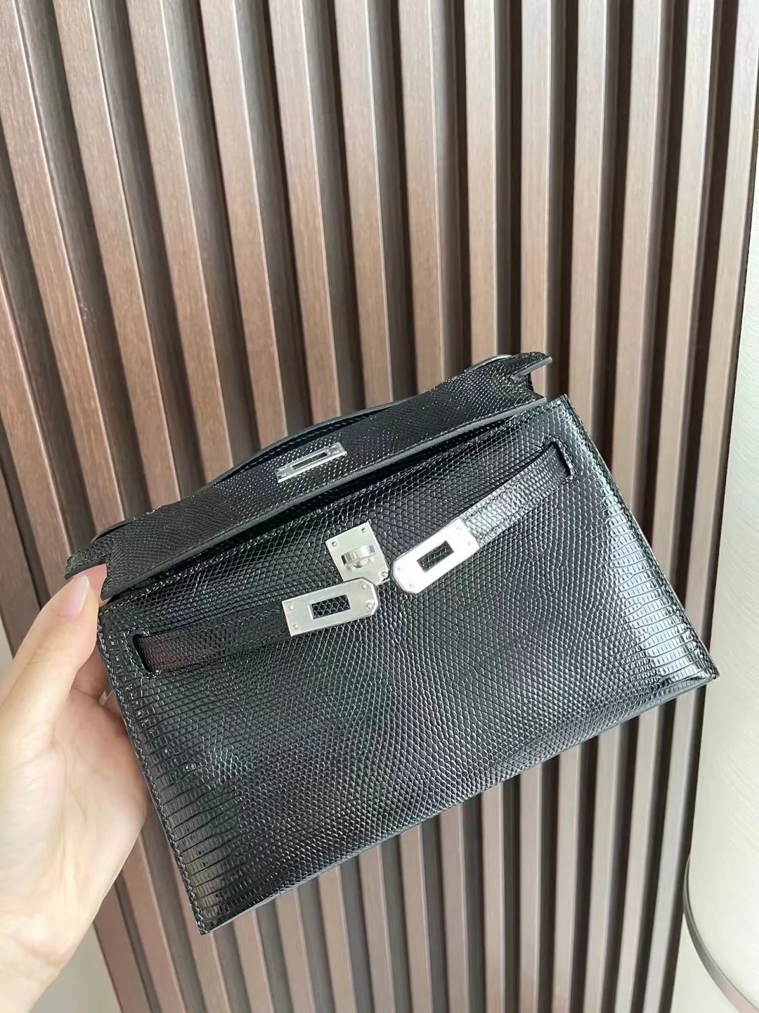 Мини-сумка Hermes Kelly 1-го поколения из кожи ящерицы, черная, с серебряной пряжкой.