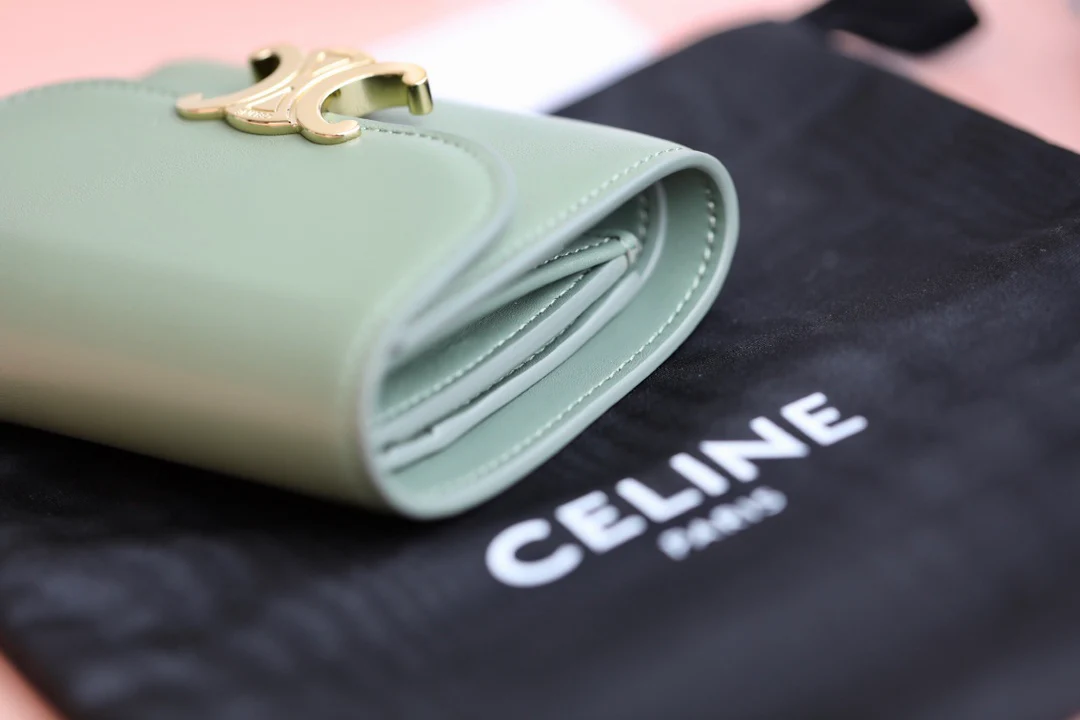 Celine TRIOMPHE 小号亮泽羊皮翻盖钱包-牛油果绿