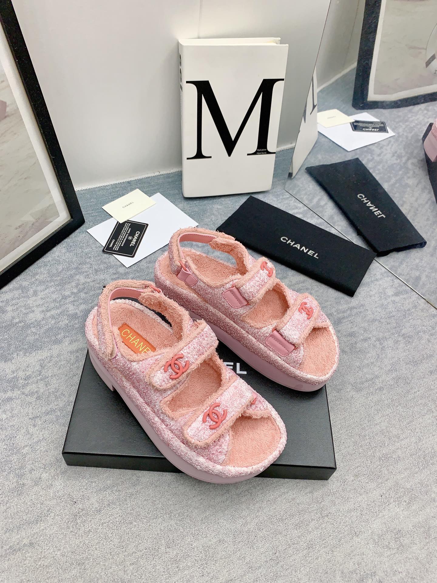 Новинка сезона осень/зима 2023 от Chanel - Сандалии на платформе из махровой ткани - Розовые