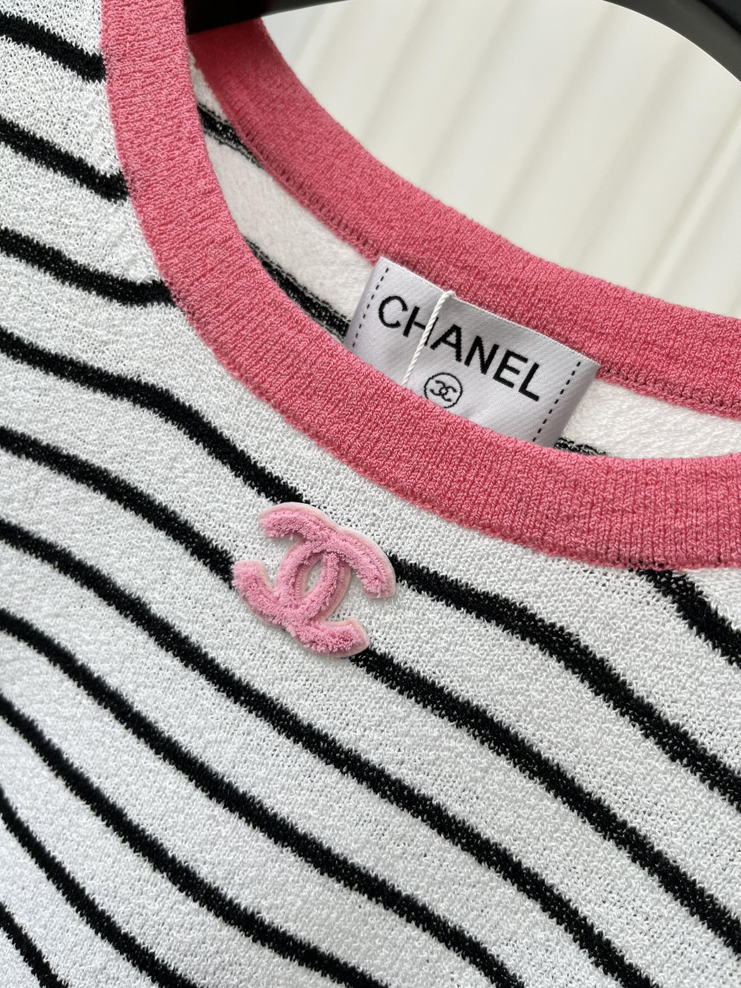 Вязаный топ Chanel 2403 в полоску с короткими рукавами