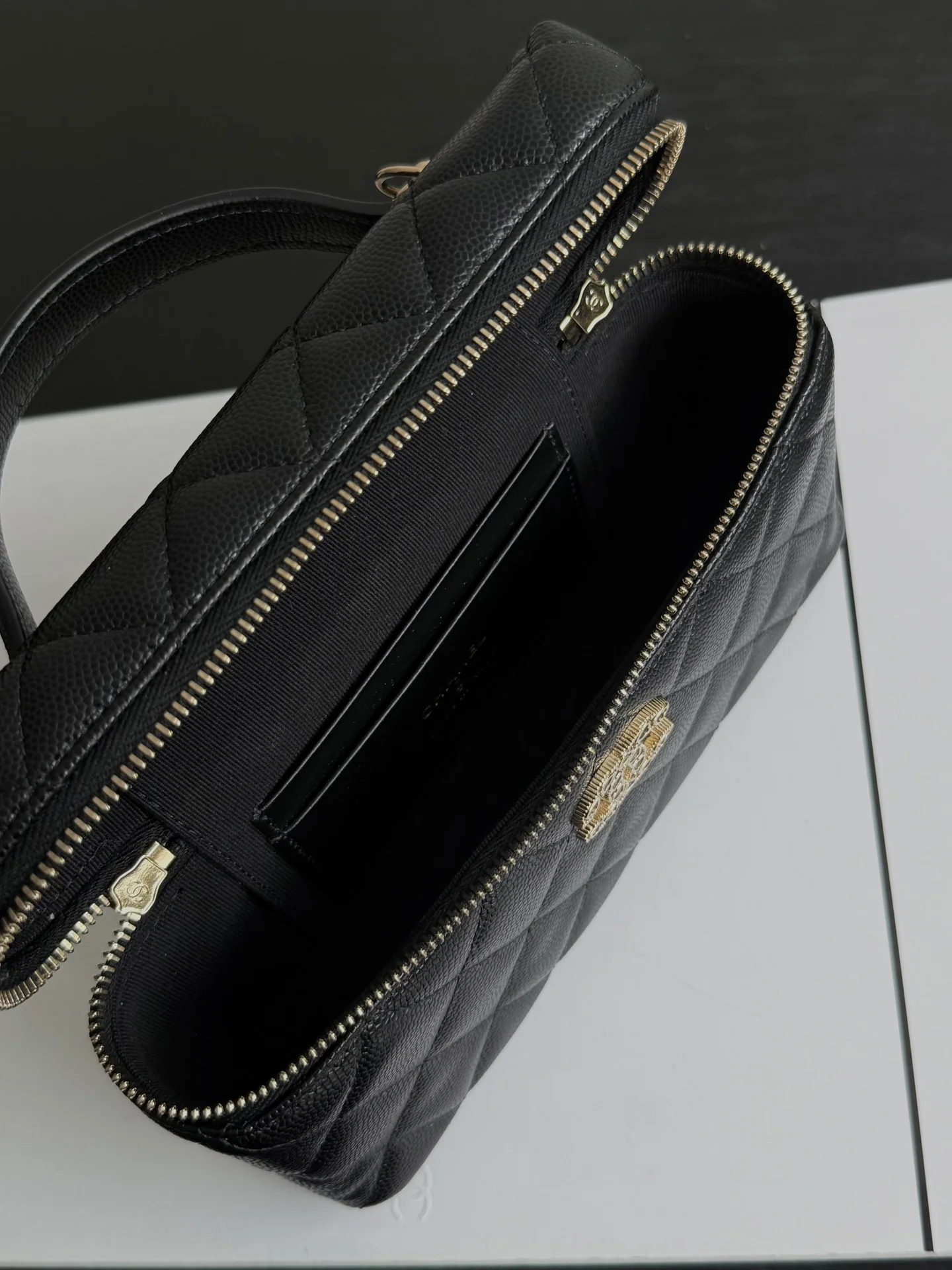 Сумка-бенто Chanel 25p-LP с застежкой в ??форме сердца, украшенной бриллиантами — черная.