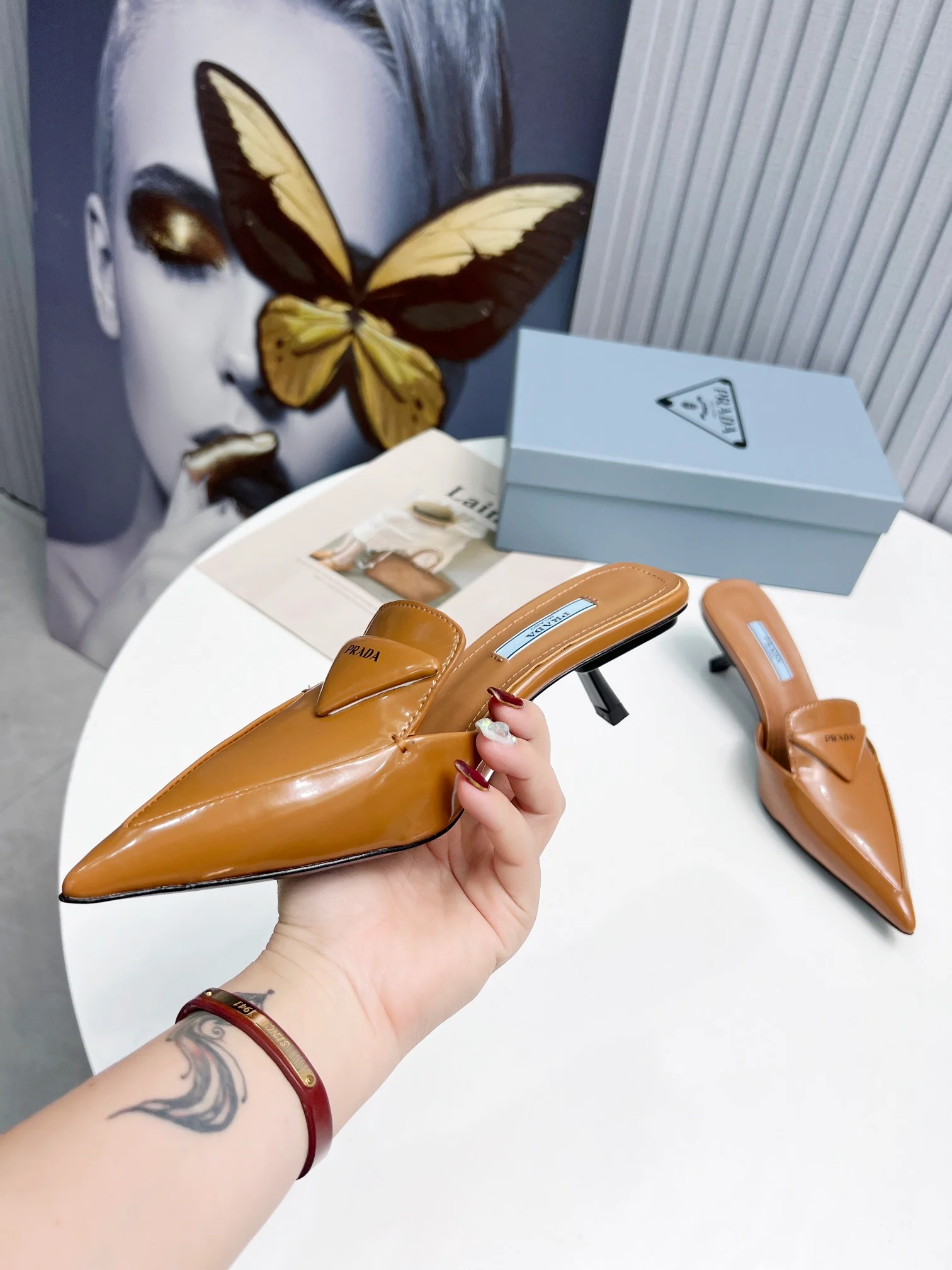 Коричневые туфли Prada на каблуке с острым носком