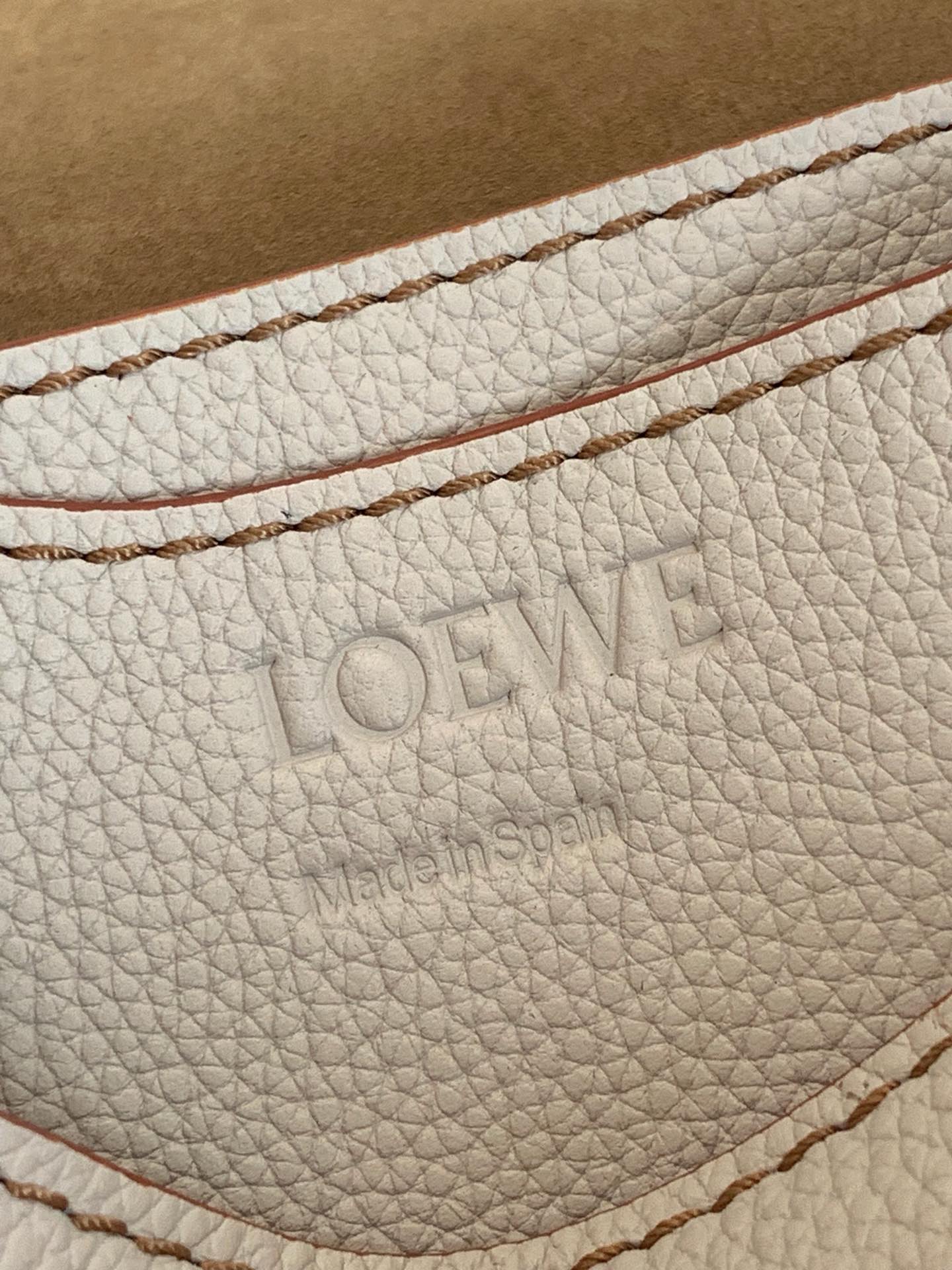Треугольная сумка Loewe - Мягкая зернистая кожа - Телячья кожа