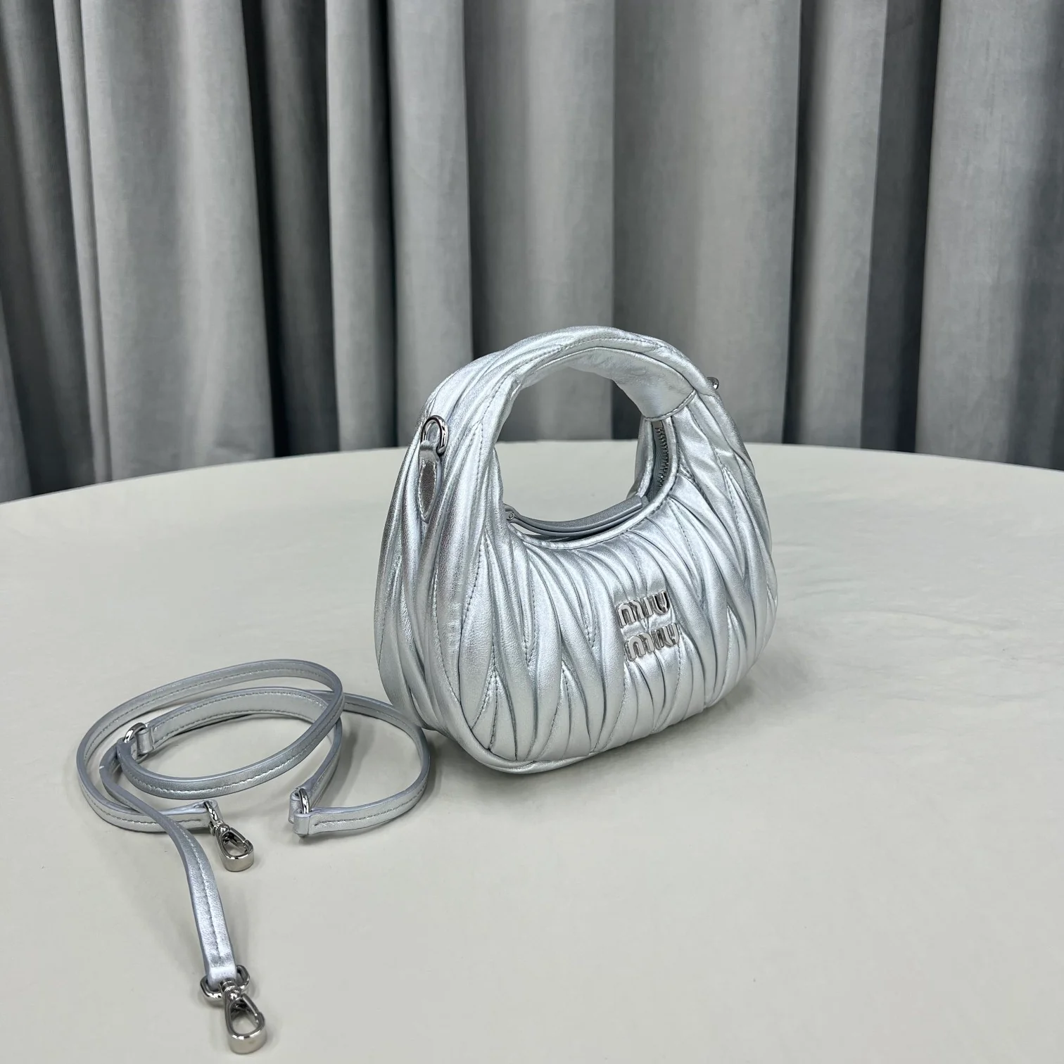 Сумочка Miu Miu Wander, миниатюрная, из овечьей кожи, серебристая.