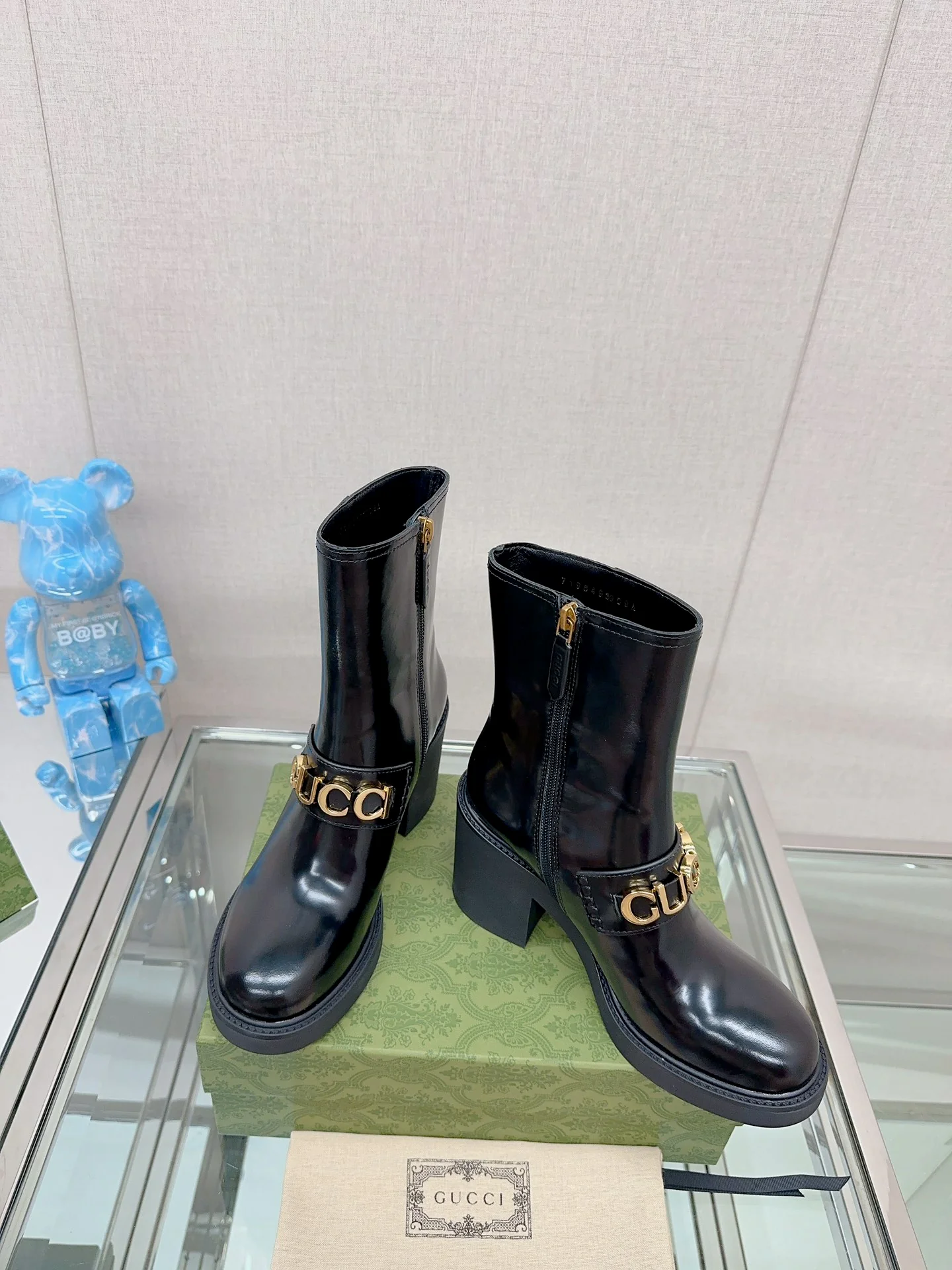 Новинка 2023 года от Gucci - Ботильоны на массивном каблуке с буквенным принтом - Глянцевый черный