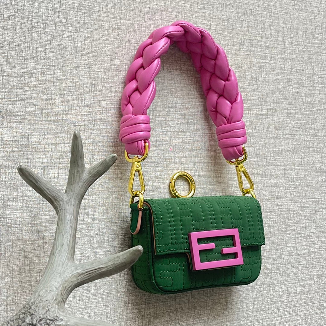 Маленькая зеленая сумка-багет Fendi Baguette Nano Bag