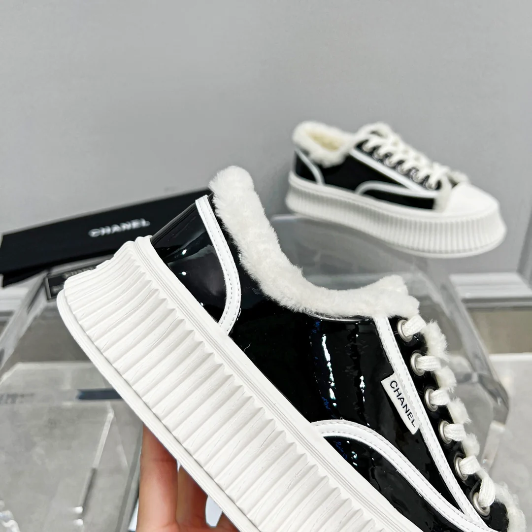Весенняя коллекция Chanel 2022 — Повседневные туфли на платформе с меховой отделкой — Черные