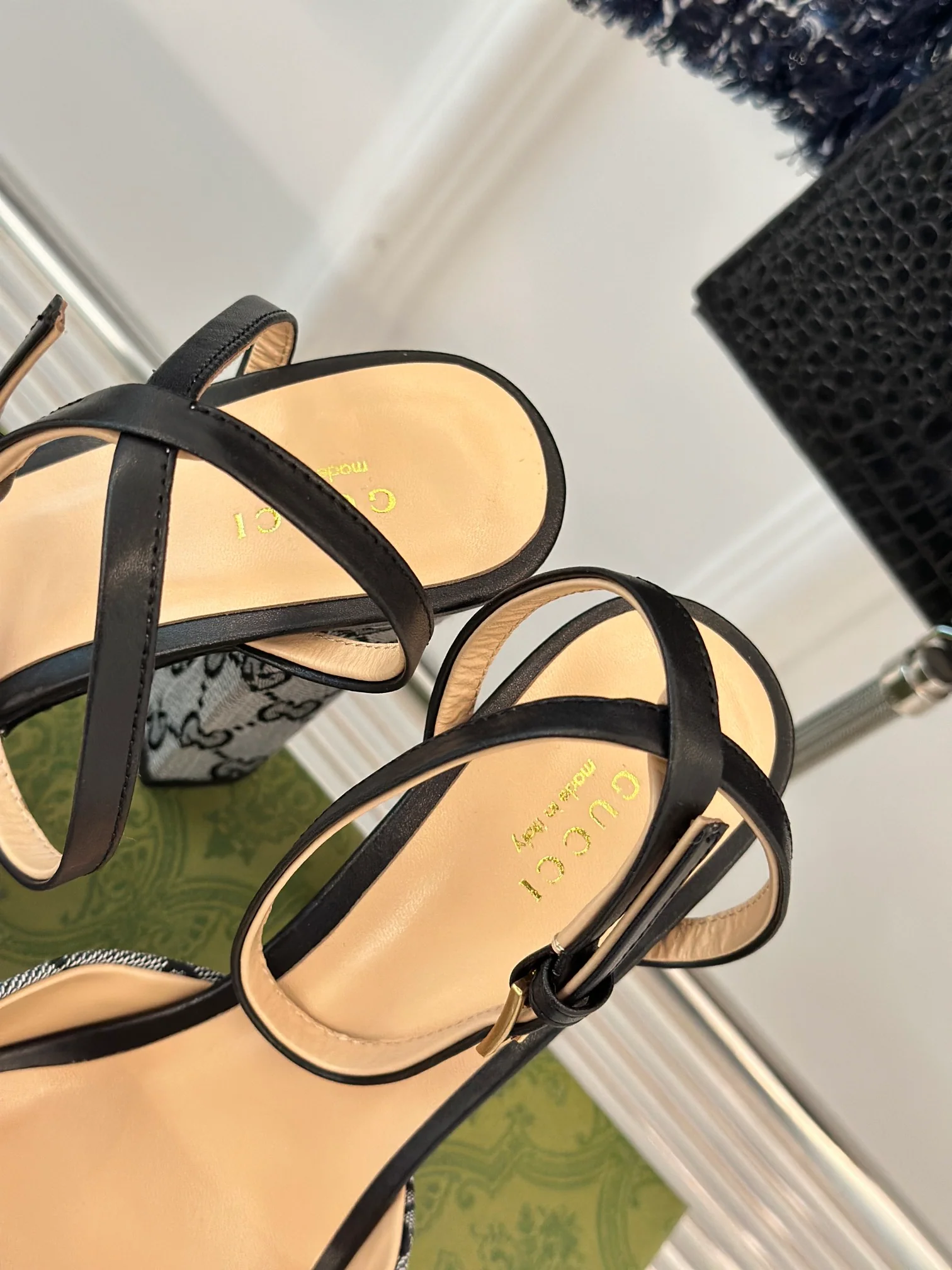 Босоножки на высоком каблуке Gucci 2024 — серые