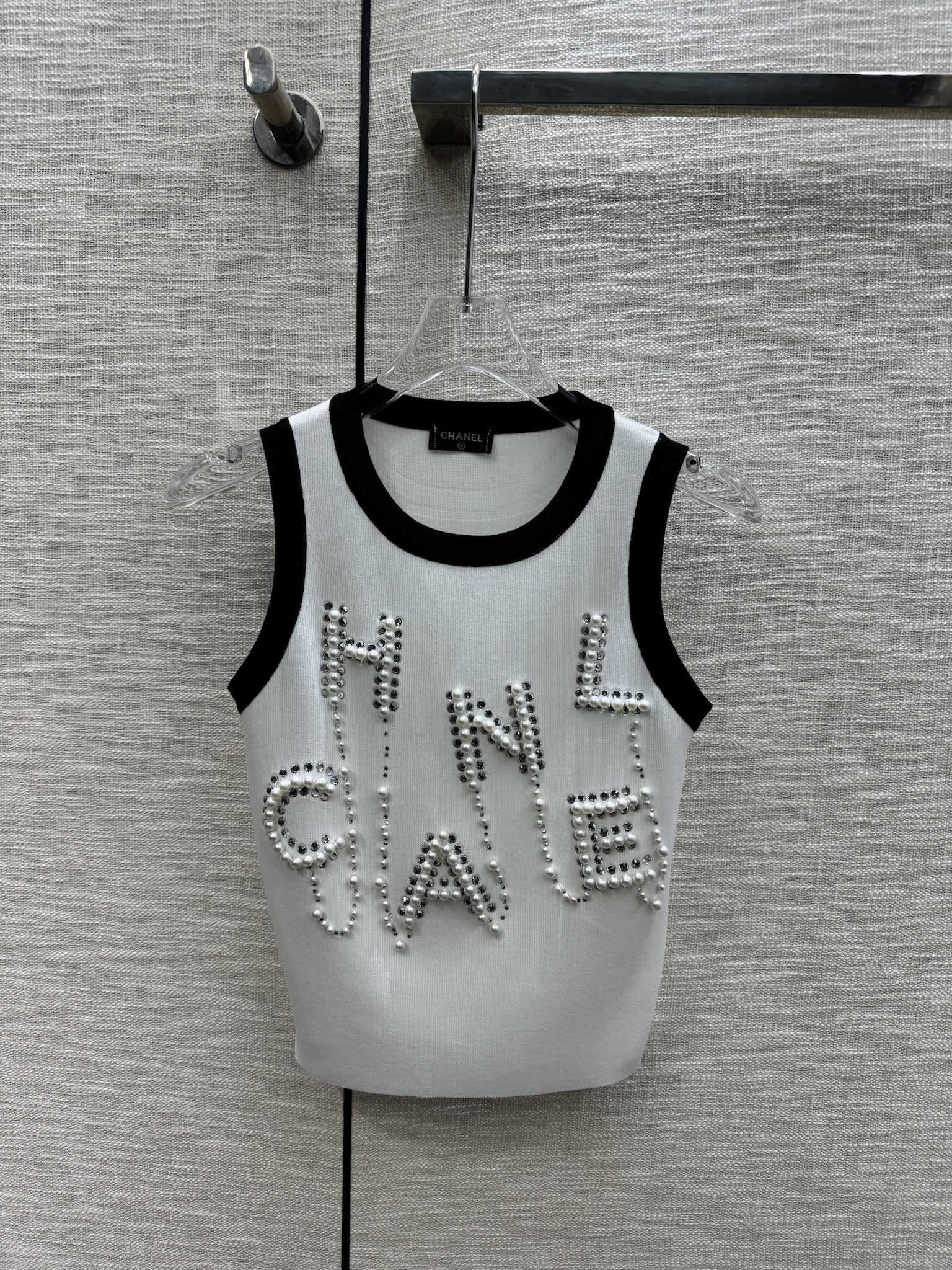 Вязаный жилет Chanel 2403 с бисерным логотипом - белый