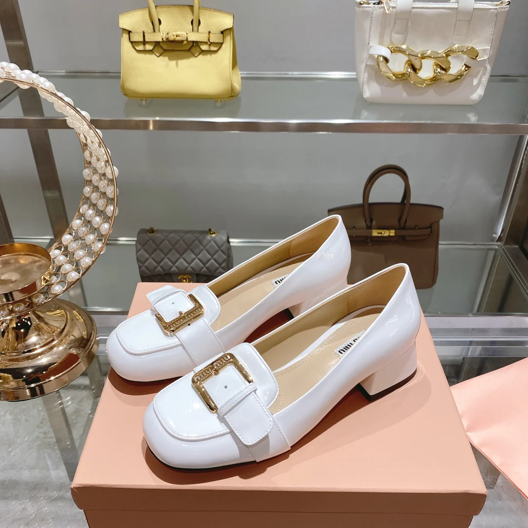 Новинка сезона осень/зима 2022 от Miu Miu - Туфли на низком каблуке с квадратным носком - Белые