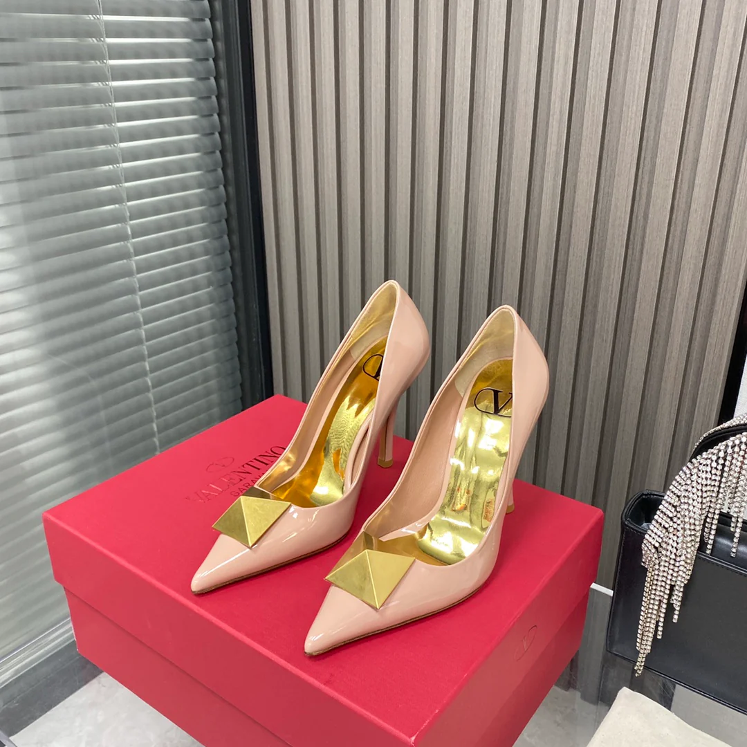 Новинка сезона осень/зима 2022 от Valentino - Туфли на высоком каблуке с фурнитурой, украшенные заклепками - Розовые