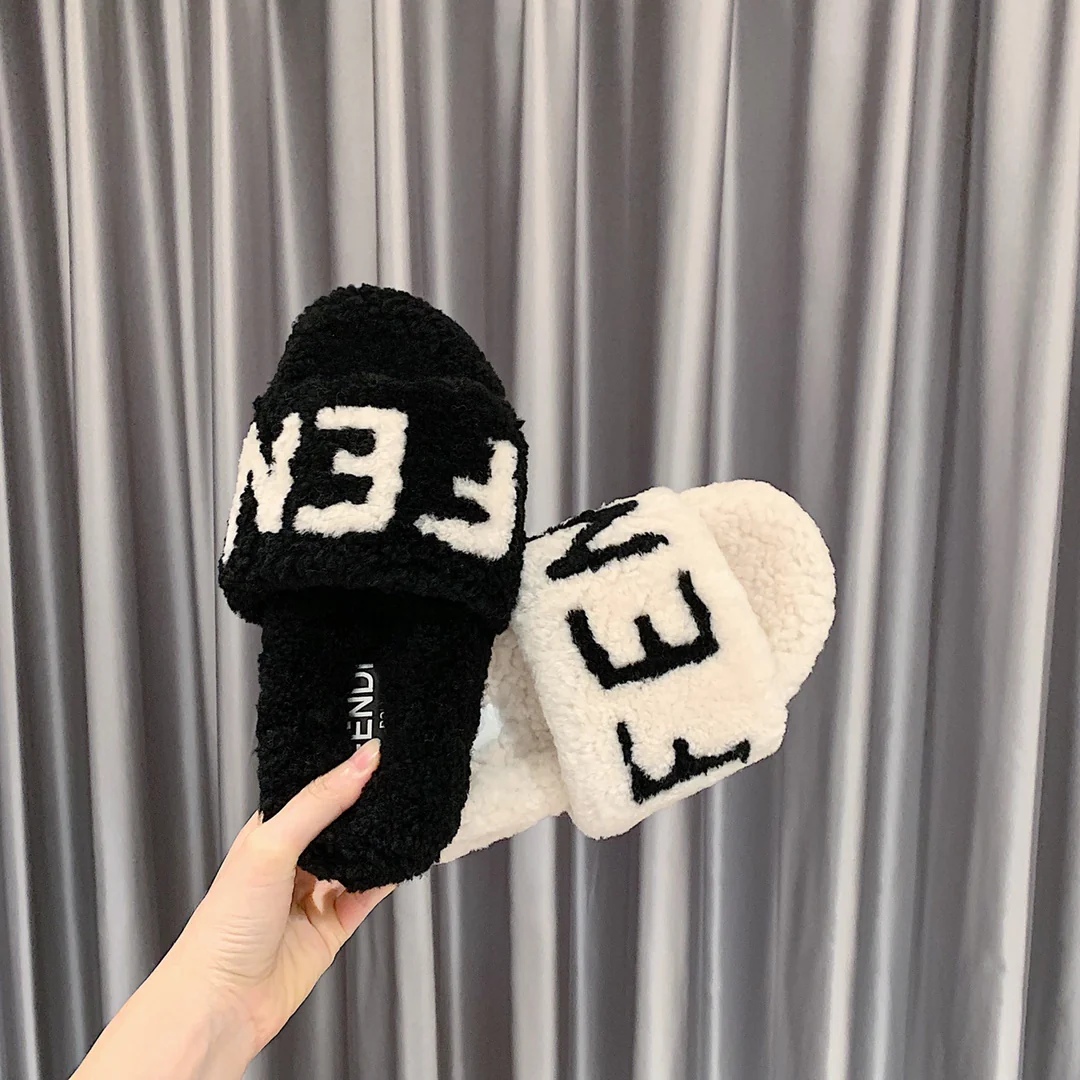 Fendi - Тапочки из овечьей шерсти - Черные с белой надписью