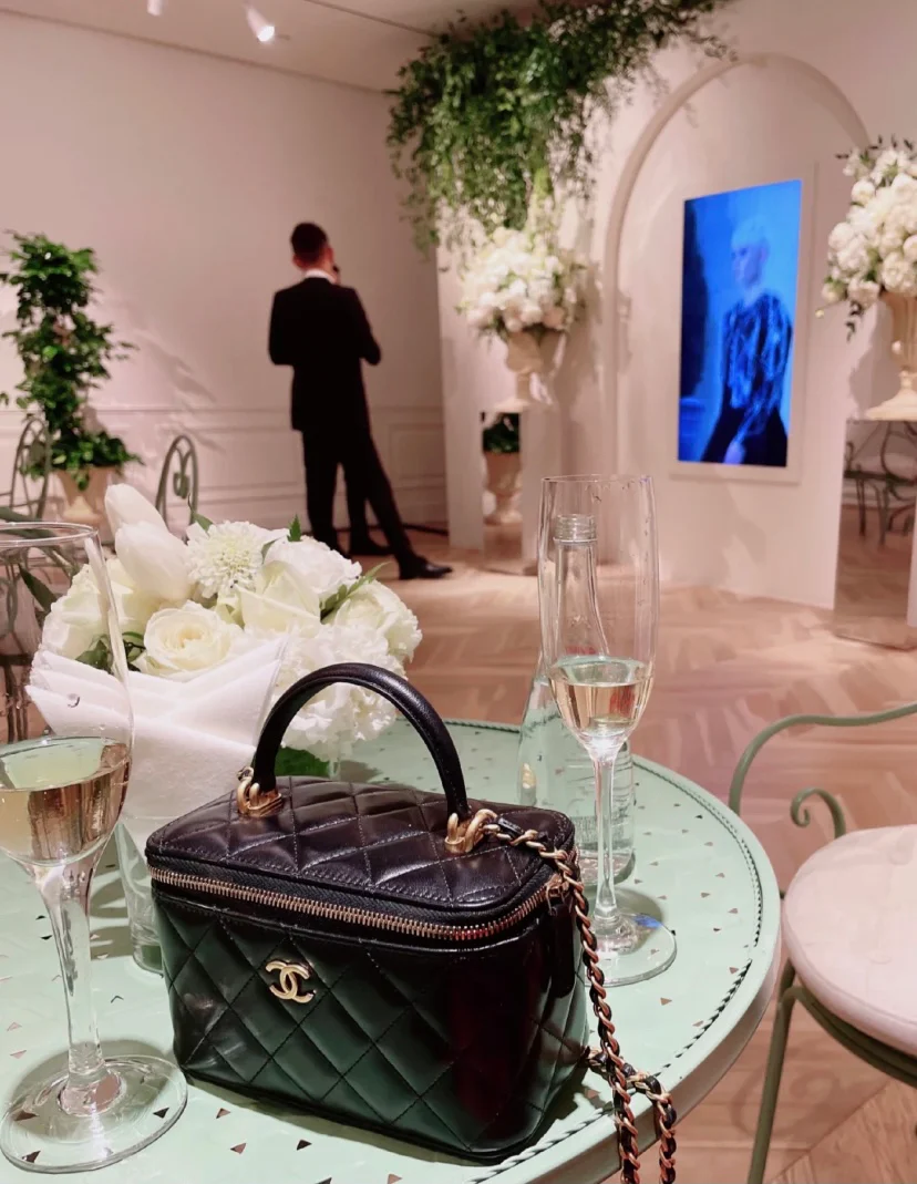 Сумка-коробочка Chanel с кожаной ручкой, длинная, черная.