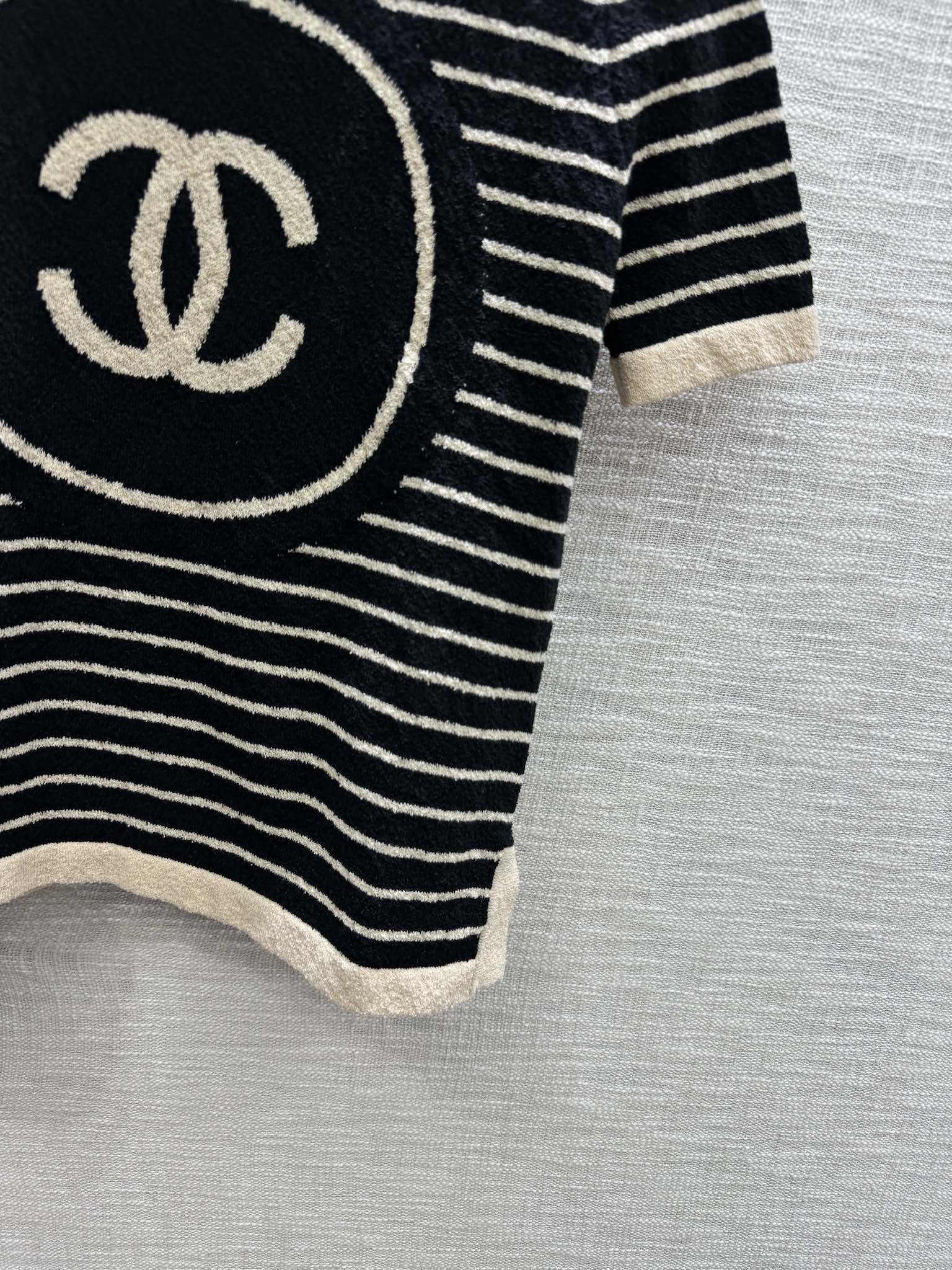 Коллекция Chanel Весна/Лето 2024: Новый винтажный полосатый трикотажный джемпер с коротким рукавом