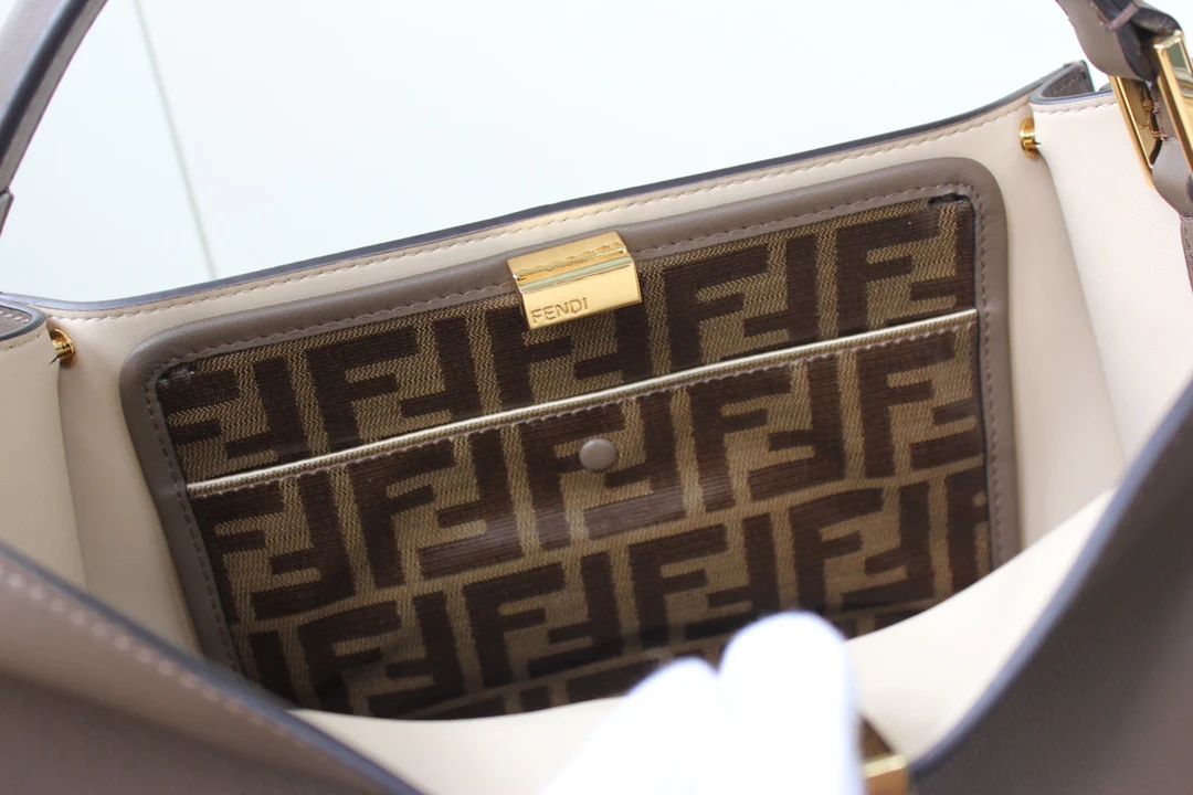 Сумка Fendi Peekaboo Lite Medium из темно-коричневой кожи.