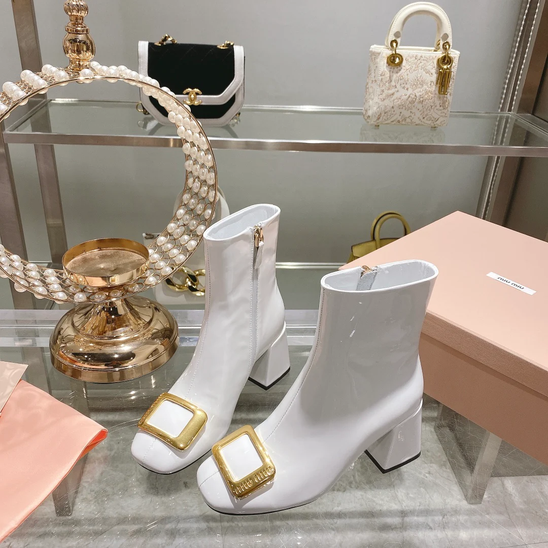 Новинка осенне-зимней коллекции Miu Miu 2022 — Лакированные сапоги на низком каблуке — Белые