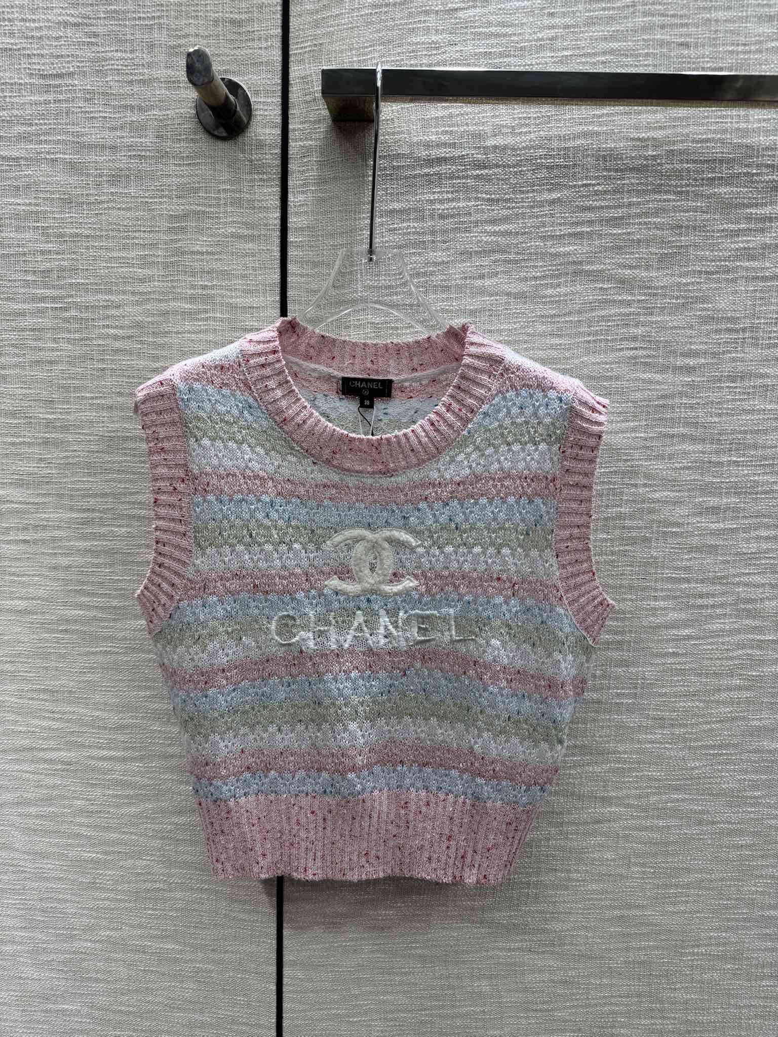 Chanel - 2403-24 Ранняя весна. Новый трикотажный жилет с двойным С-образным вырезом и цветовыми блоками.