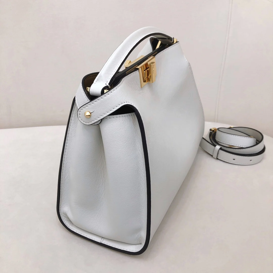 Маленькая белая кожаная сумочка Fendi Peekaboo