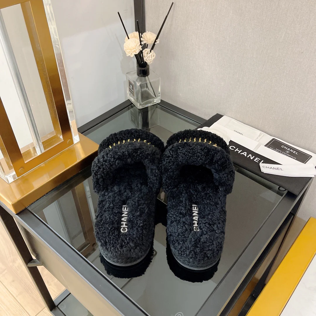 Коллекция Chanel 2022 года с подиума - Тапочки из овечьей шерсти - Черные