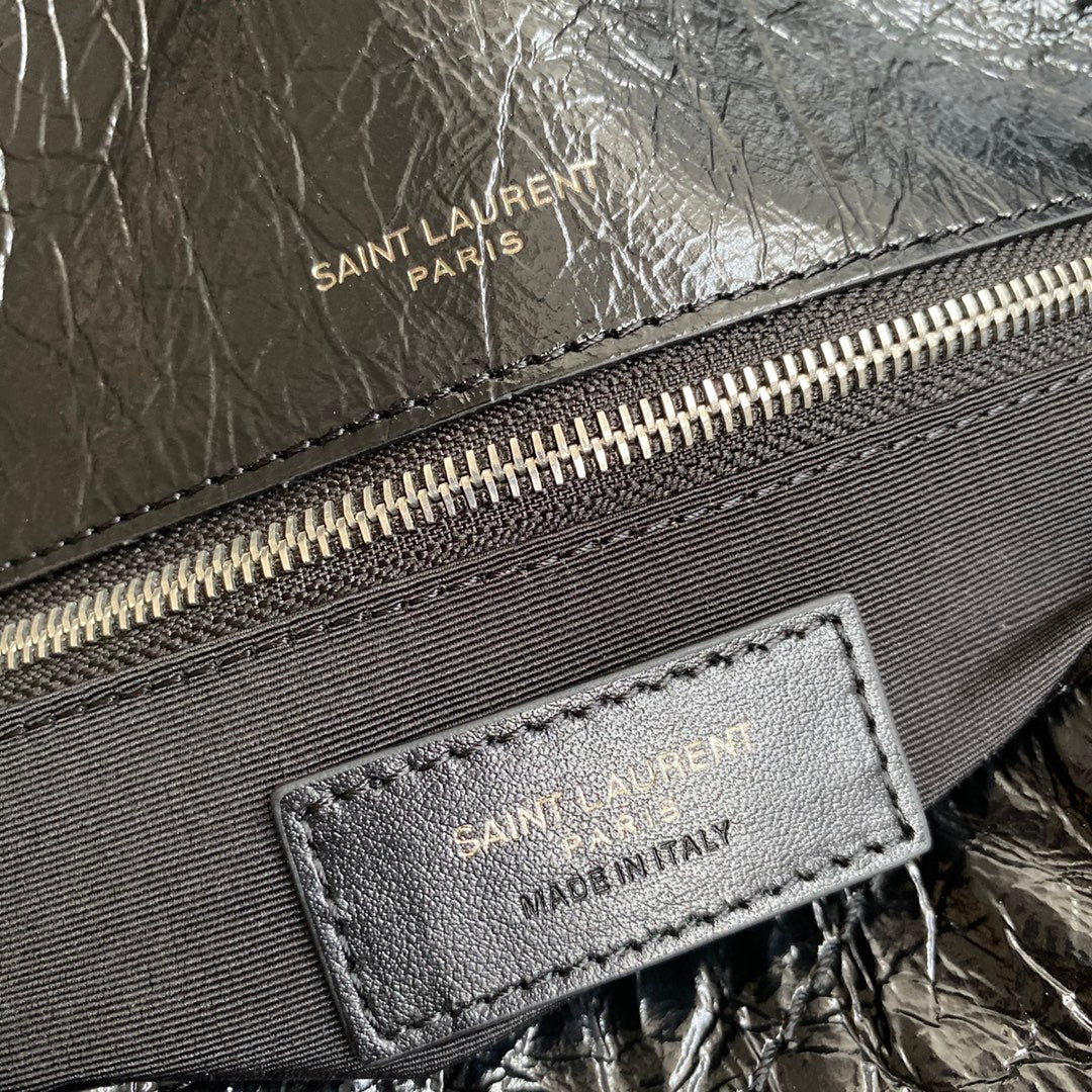 Сумка YSL Large Niki из кожи с черной пряжкой и D-образным кольцом.