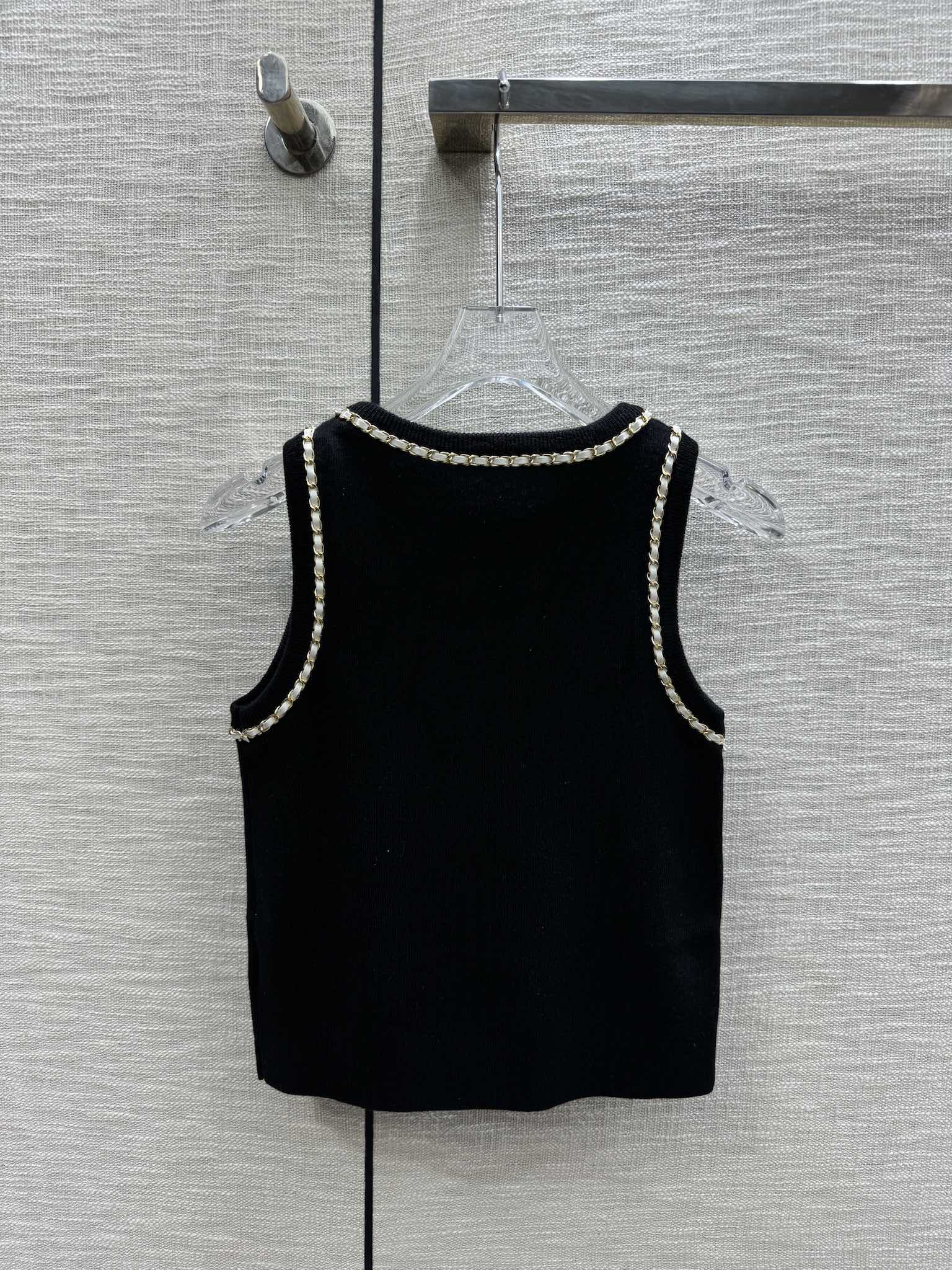 Жилет Chanel 2403 ручной работы из плетеной ткани с цепочками - черный