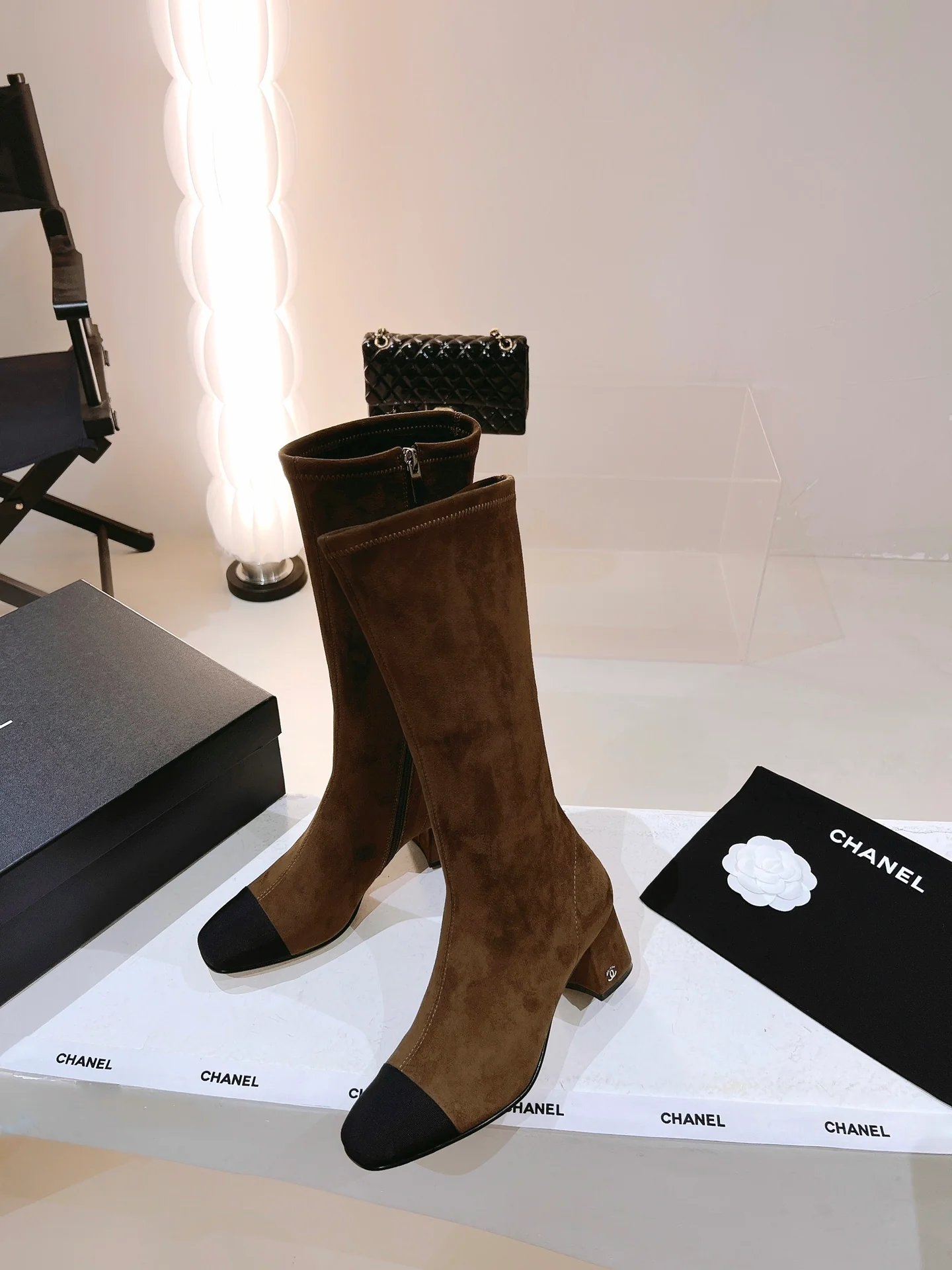 Новинка сезона осень/зима 2022 от Chanel - высокие сапоги из замши верблюжьего цвета.