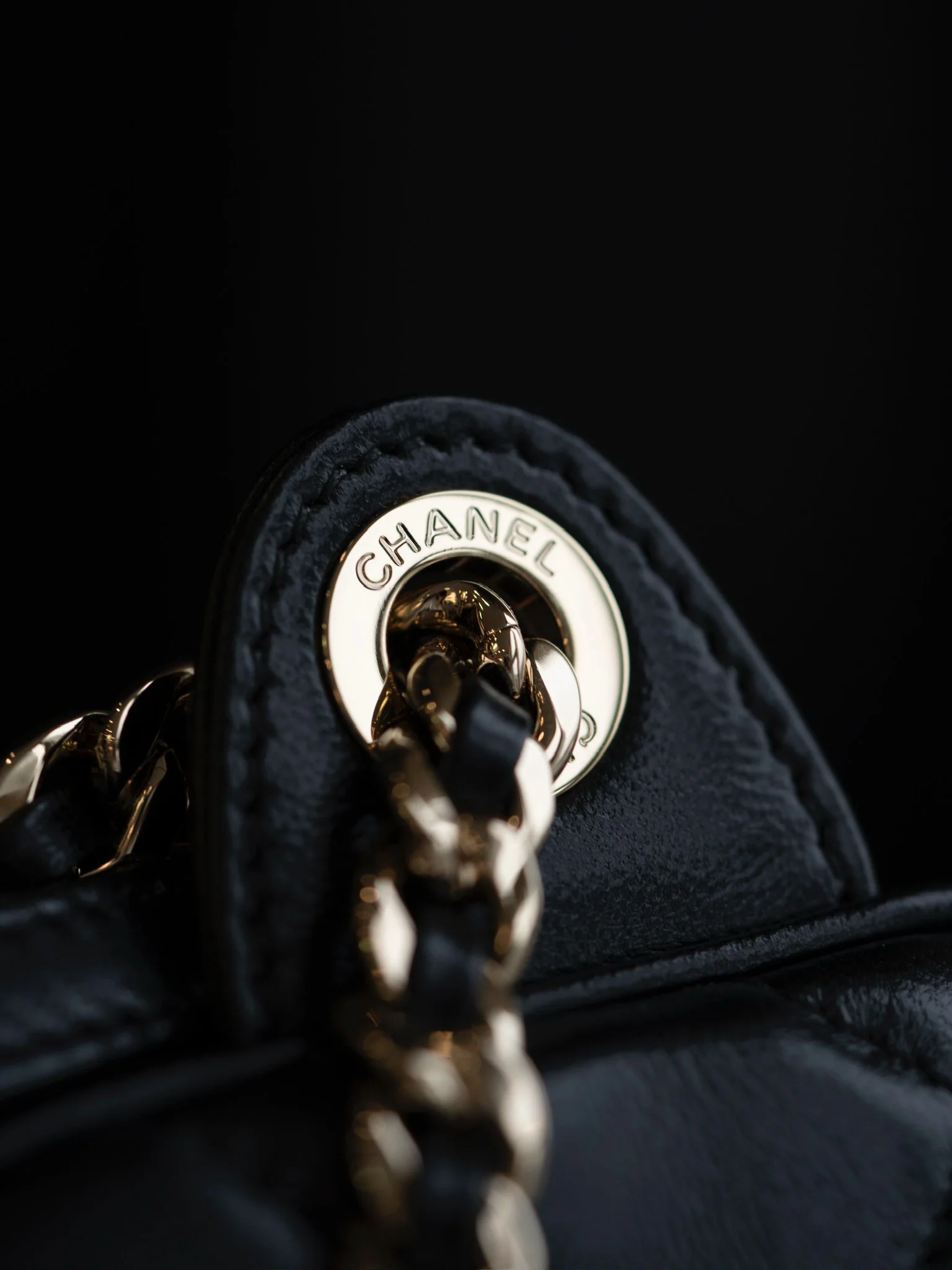 Большая многофункциональная сумка для фотоаппарата Chanel из 24-каратного золота — черная.