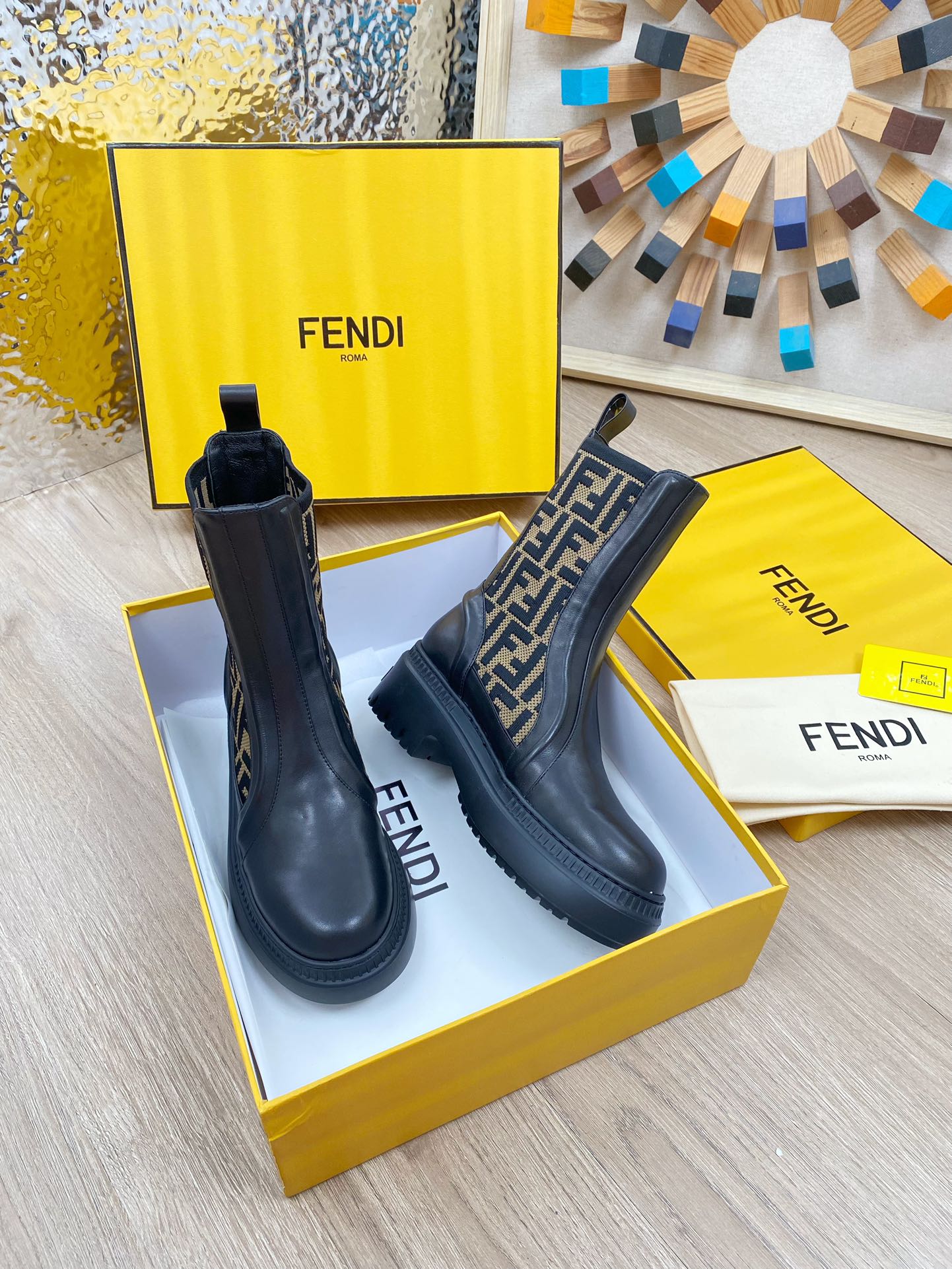 Новинка осени 2023 от Fendi — ботинки Dr. Martens средней высоты из канваса с монограммой.