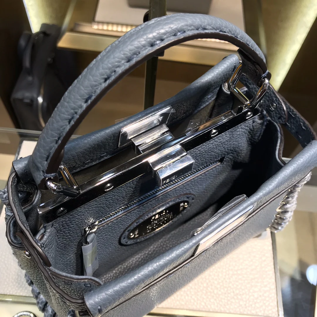 Миниатюрная сумка Fendi Peekaboo из синей кожи