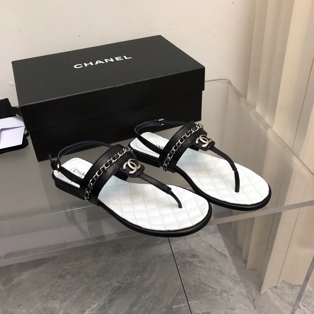 Новинка сезона весна/лето 2023 от Chanel - Классические сандалии с цепочкой и Т-образным ремешком - Белые