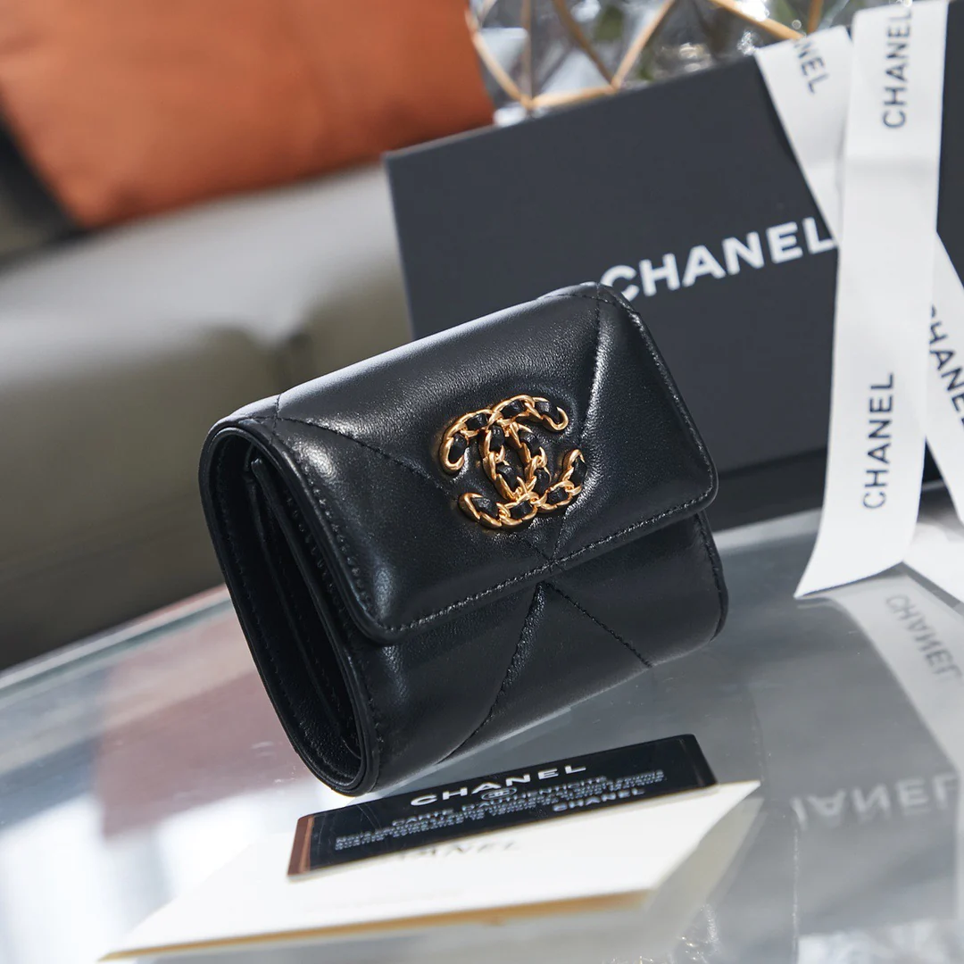 Короткий трехсекционный кошелек Chanel Series 19 - черный