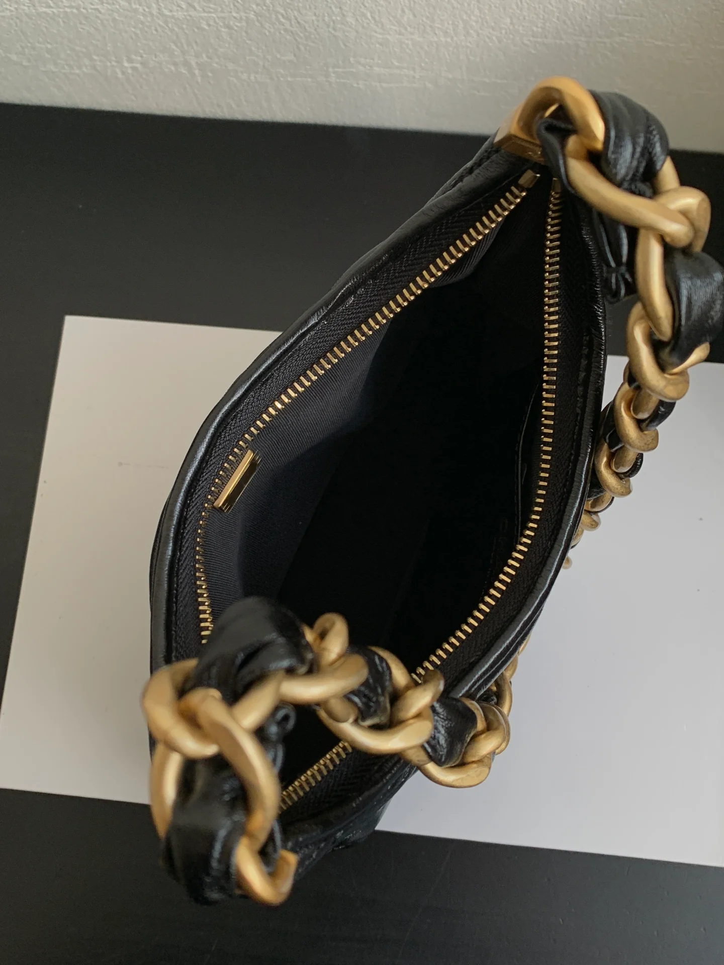 Сумка-хобо Chanel с массивной цепочкой на плечо - черная