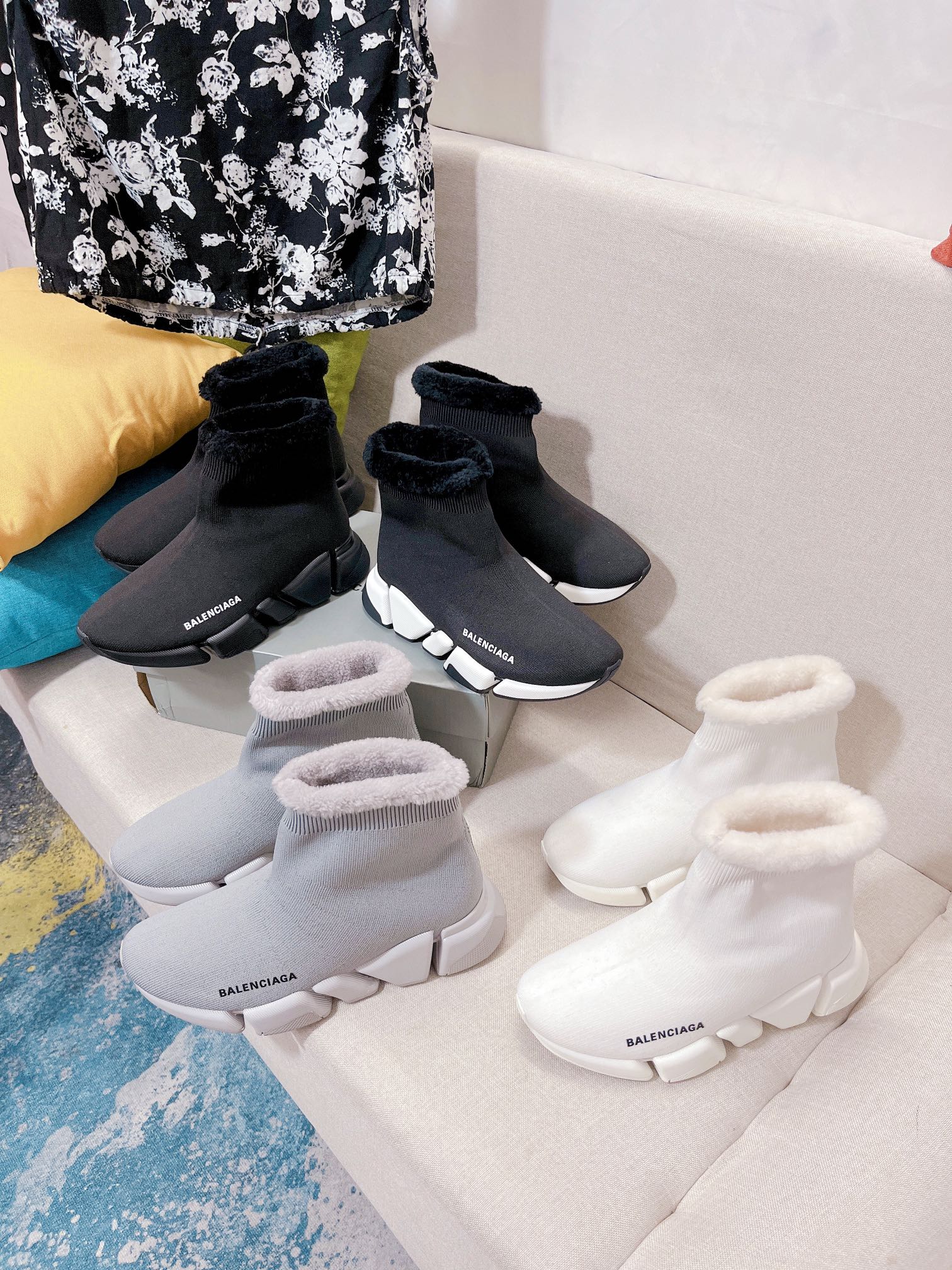 Новинка весны 2022 года от Balenciaga - короткие меховые сапоги-носки - черные.