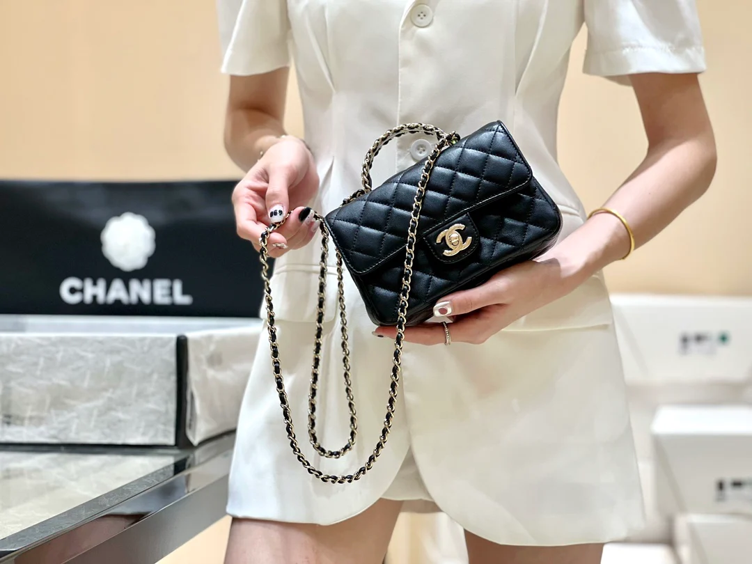 Ручка сумки Chanel 23a CF со стразами - черная