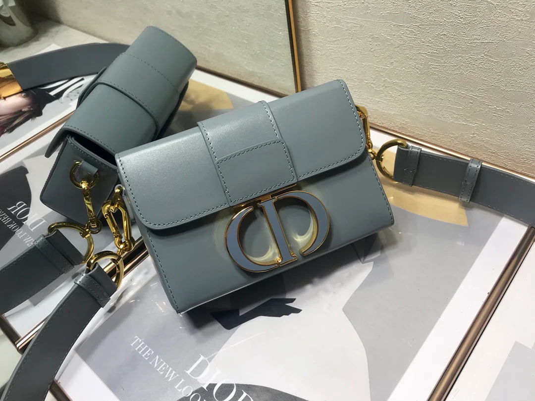 Миниатюрная коробочка Dior Montaigne с эмалированной пуговицей, 17,5 см, 2 дюйма.