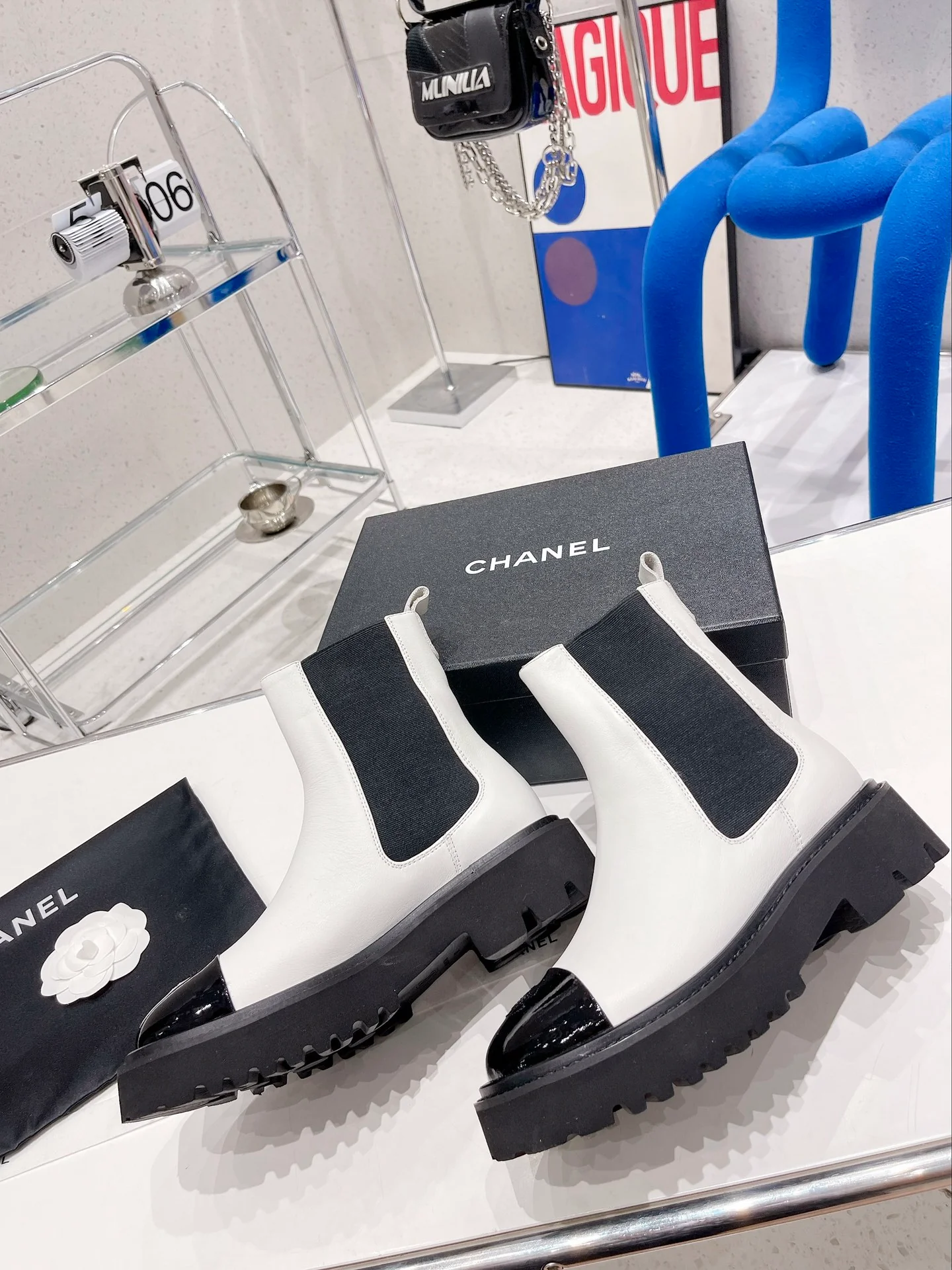 Новинка сезона осень/зима 2022 от Chanel - Ботинки челси на молнии - Белые