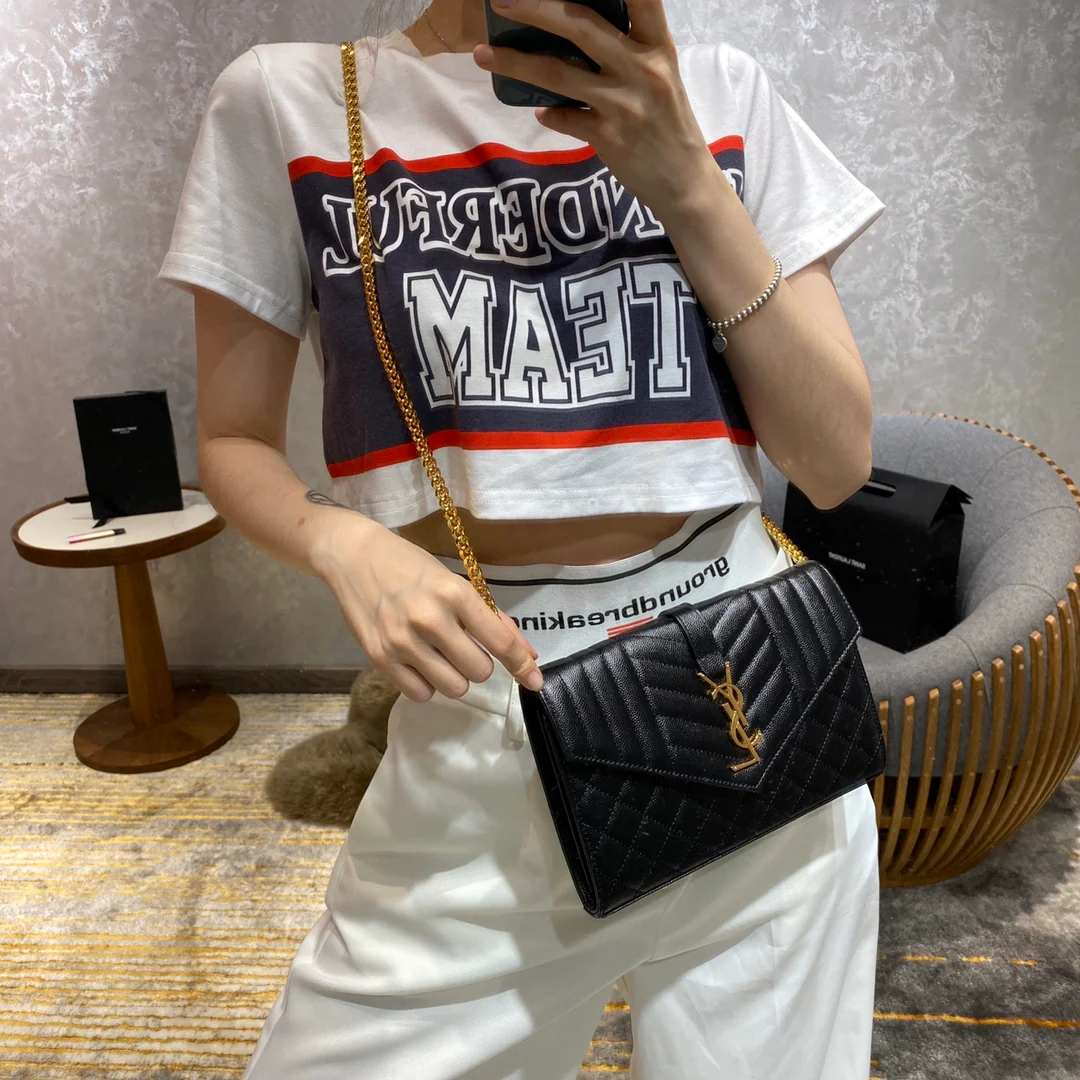 Сумка-конверт YSL с монограммой и икрой и V-образным ромбовидным узором