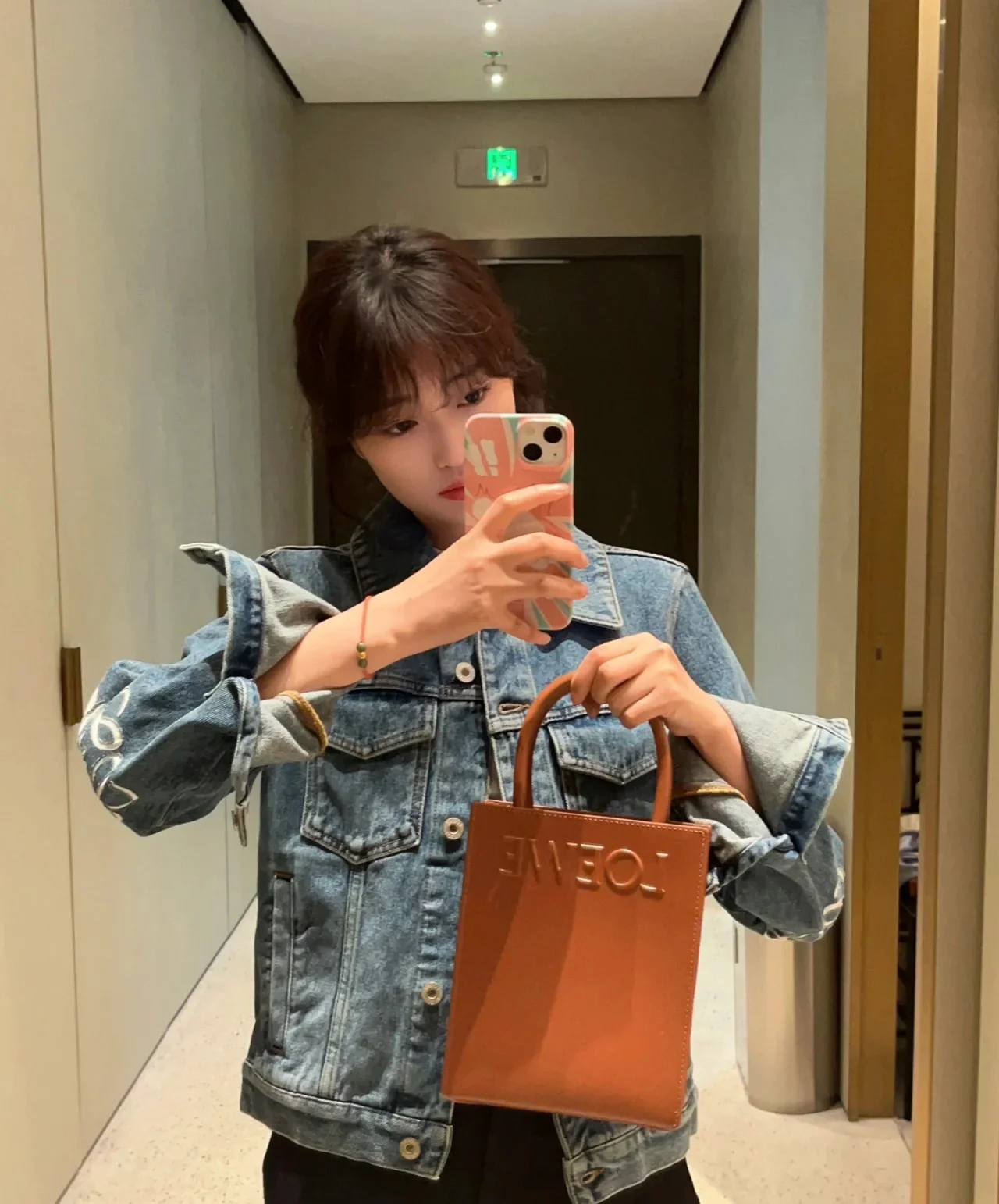 Сумка-тоут Loewe Standard A5 — глянцевая телячья кожа — маленькая — коричневая