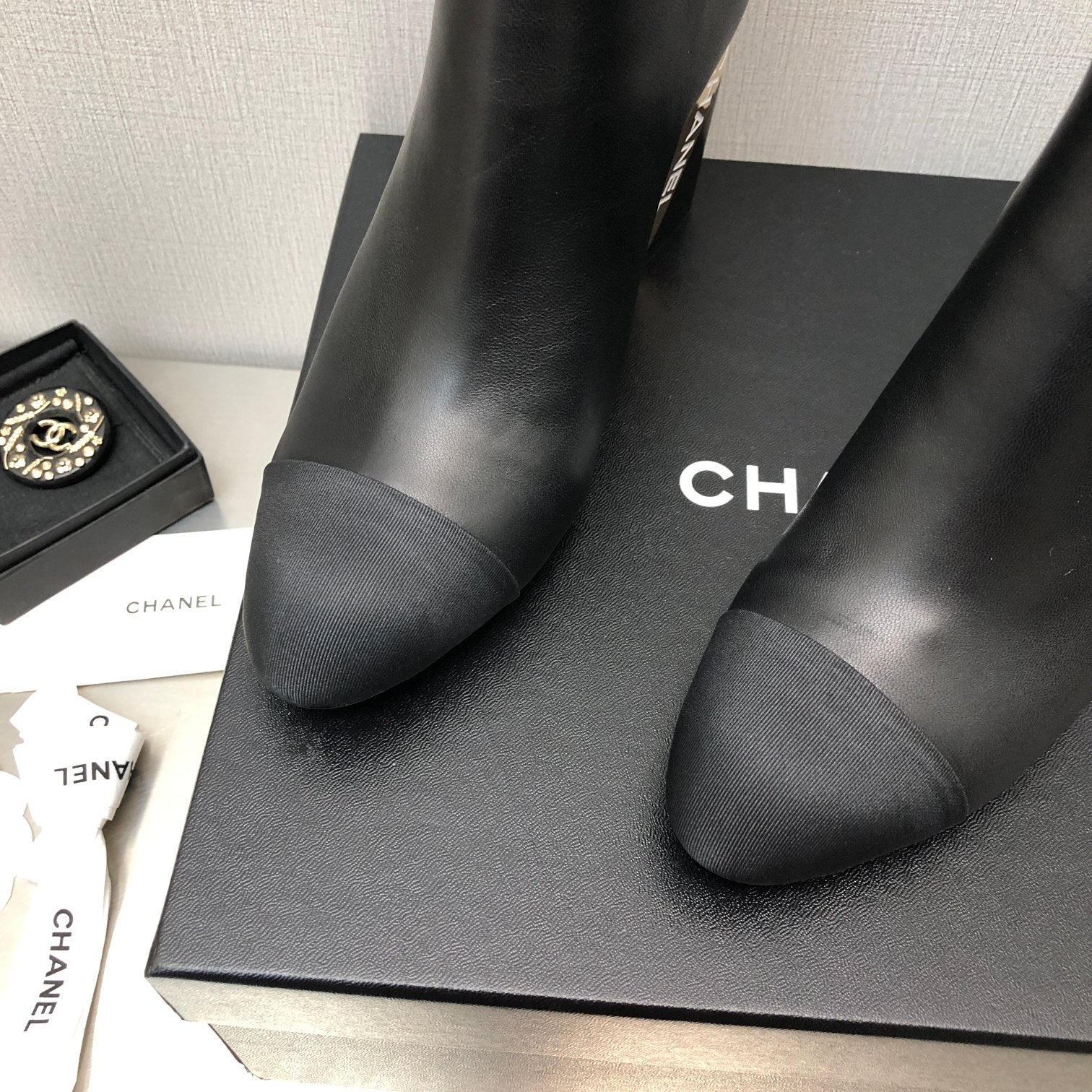 Новинка сезона осень/зима 2022 от Chanel - Ботильоны на высоком каблуке - Черные