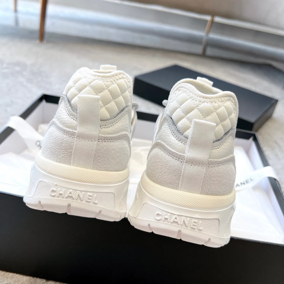 Новые поступления коллекции Chanel Весна/Лето 2023 - Кроссовки - Белые - 1