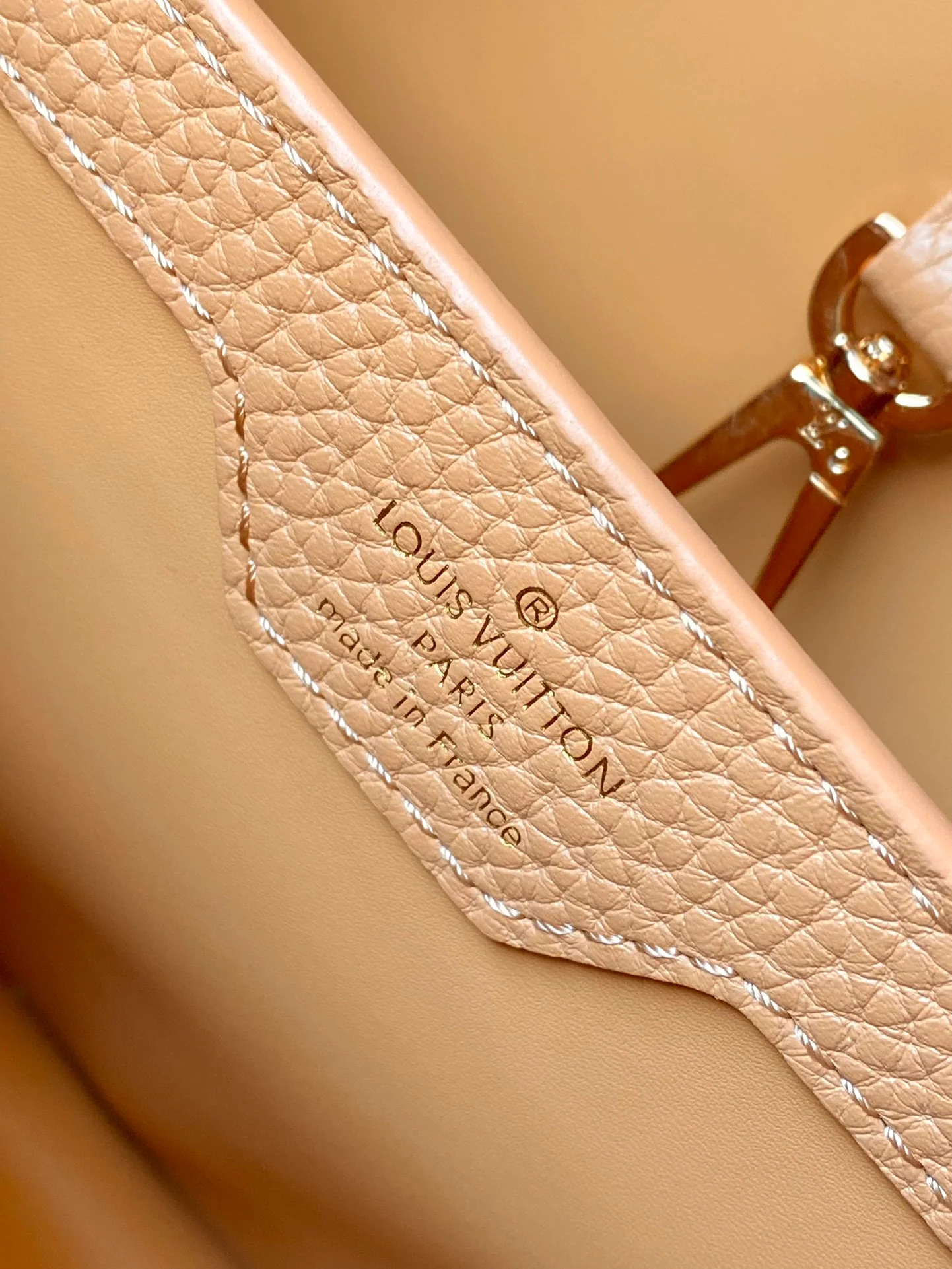 m23058-LV-capucines-коричневый с коричневыми отверстиями от гвоздей-средний