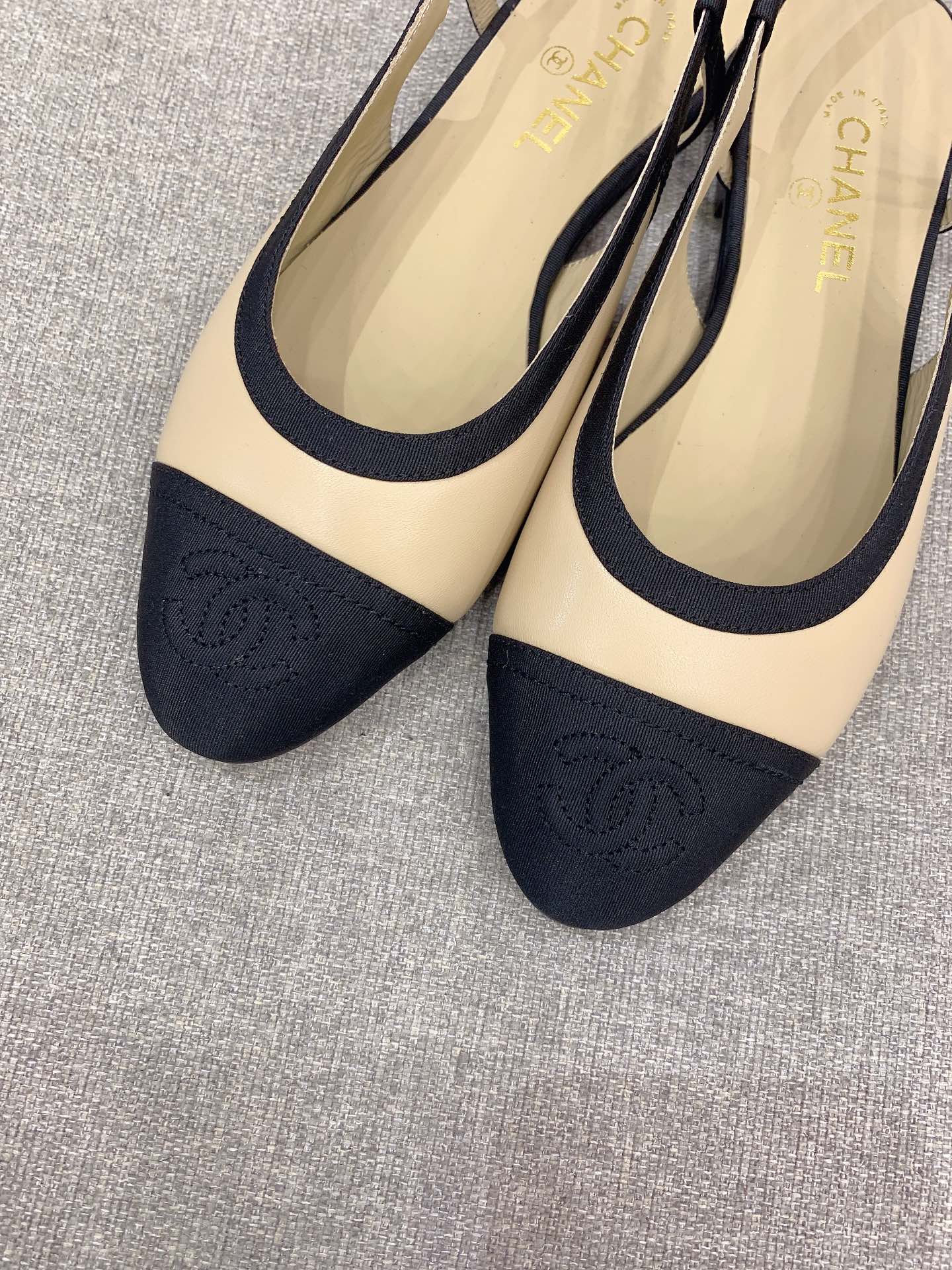 Классические сандалии Chanel на плоской подошве - с черным носком