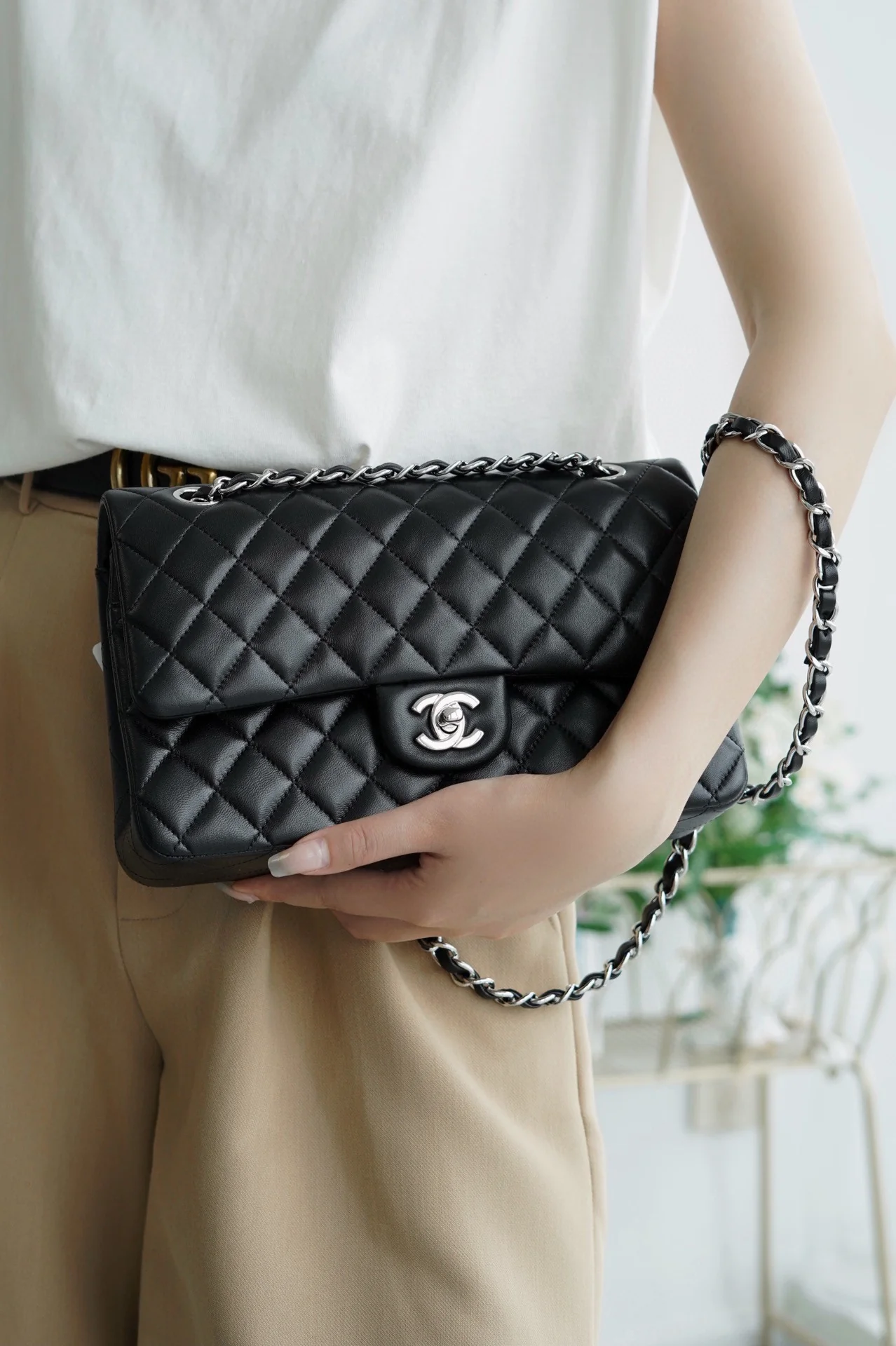 Сумка Chanel CF Medium - 25 см - из черной овечьей кожи с серебряной пряжкой - CF25