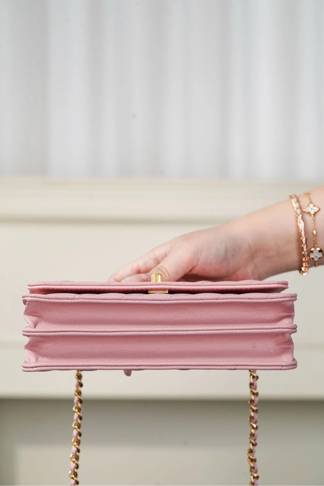 Сумка-гармошка Chanel 25b Double C с двойной ручкой, розовая, с золотой пряжкой.